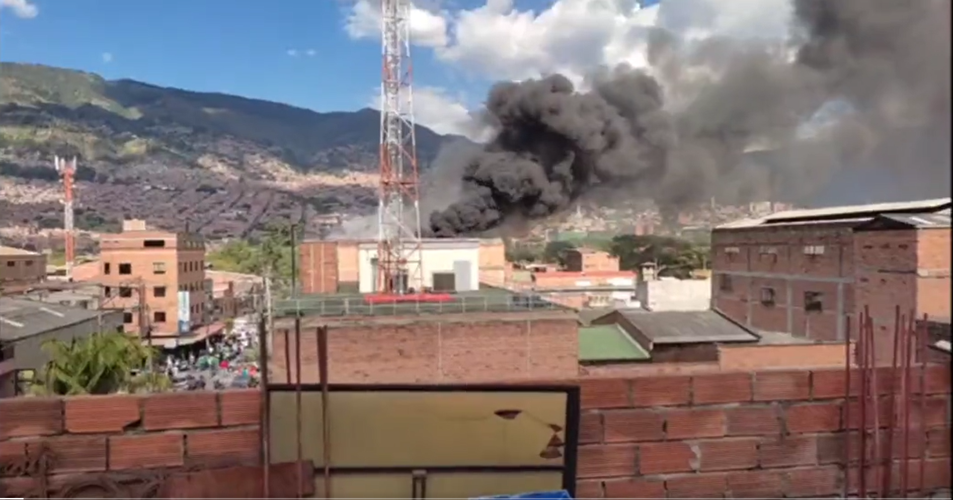 Cuatro personas heridas dejó incendio en bodega en el barrio Caribe, en Medellín