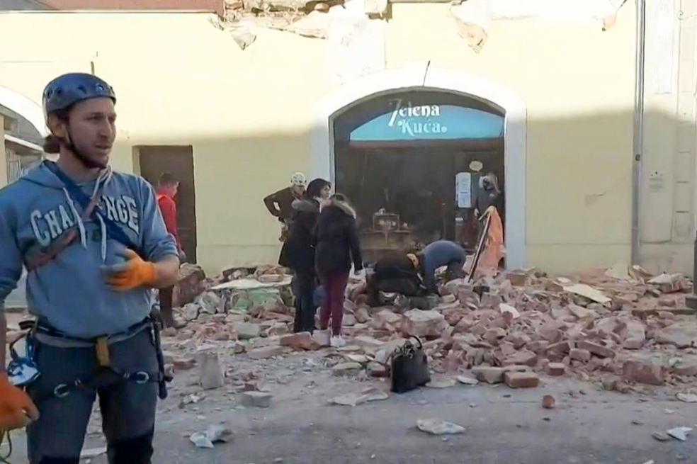 "Petrinja está en ruinas. Hay muertos y heridos, hay desaparecidos. No hay casa que no haya sido dañada. Las ambulancias no pueden llegar a todos los lugares. Es un caos" dijo Dumbovic.