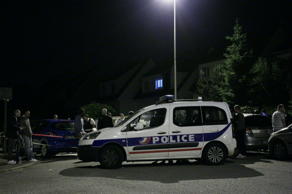 Hombre que reivindicó pertenencia a Estado Islámico mata a policía en Francia