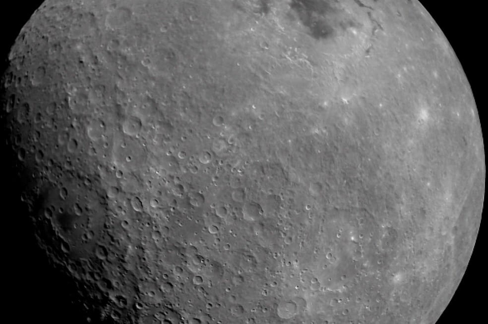 Sonda india entra en la órbita de la Luna y manda primera imagen