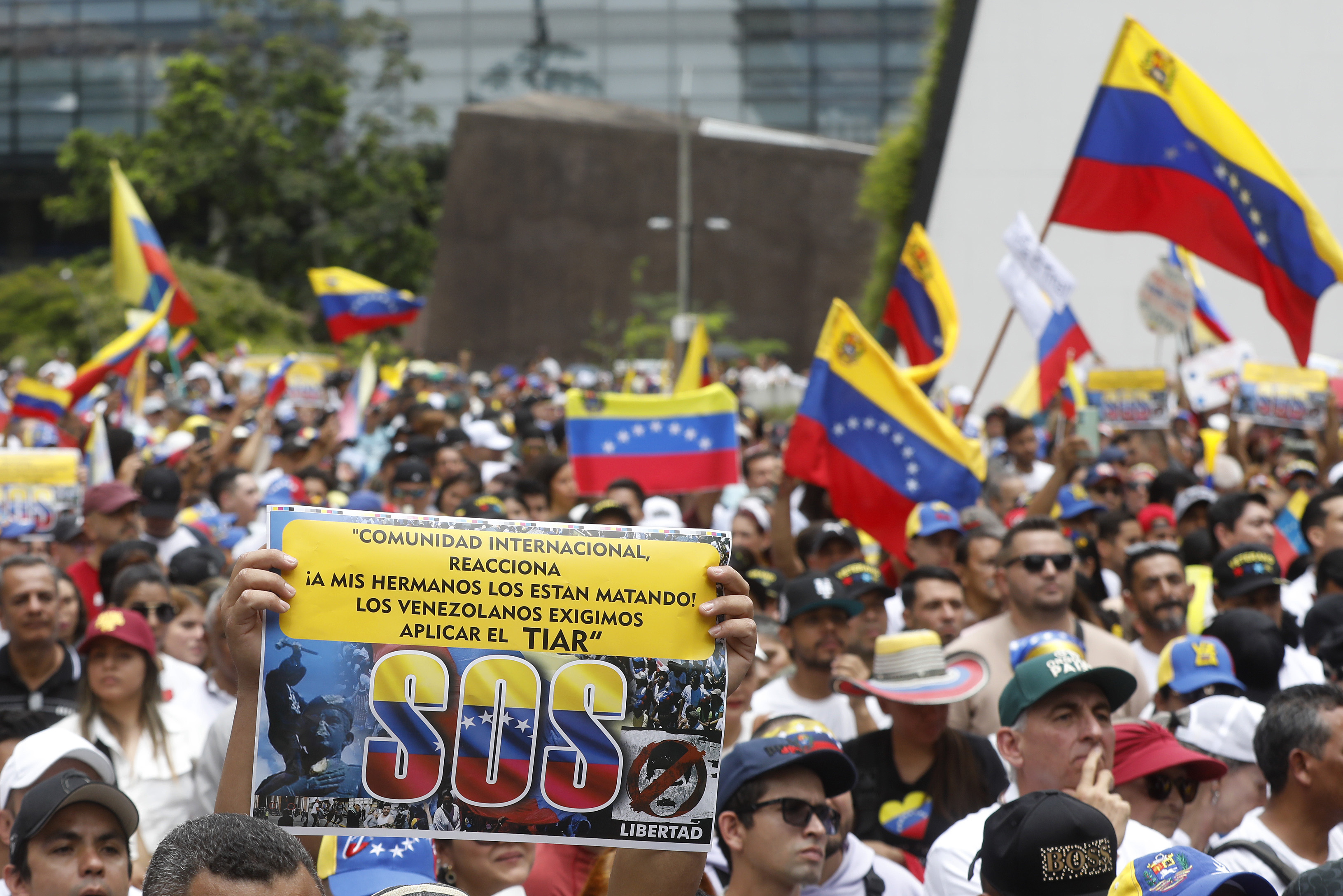 AME8754. MEDELLÍN (COLOMBIA), 07/08/2024.- Personas participan en una manifestación en apoyo a los venezolanos tras elecciones, este miércoles en la plazoleta del Centro Administrativo La Alpujarra, en Medellín (Colombia). EFE/ Luis Eduardo Noriega Arboleda