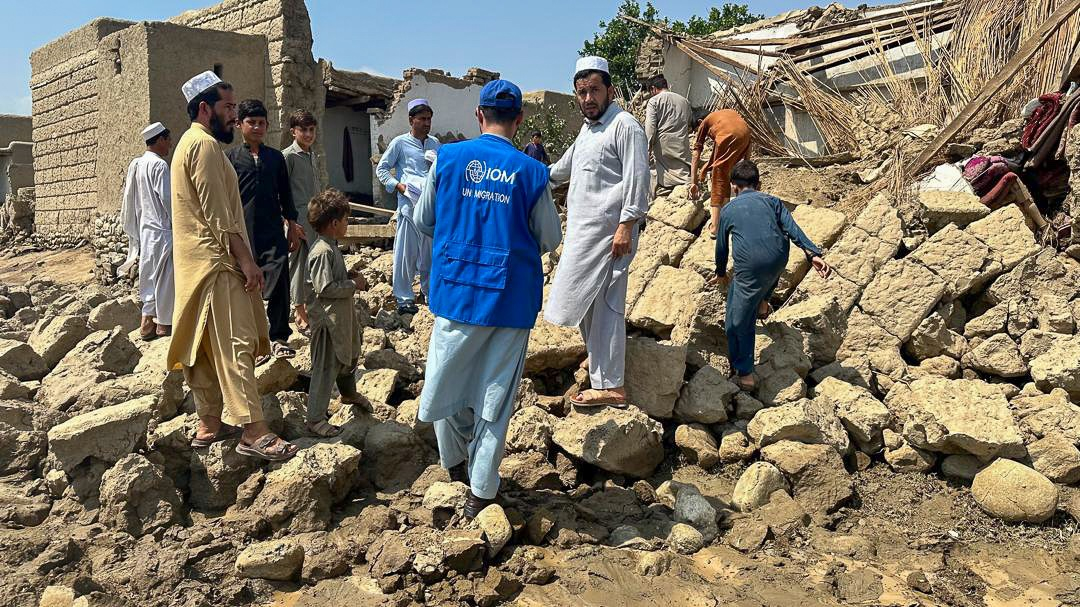 Más de 800 muertos en Afganistán en un sismo de magnitud 6