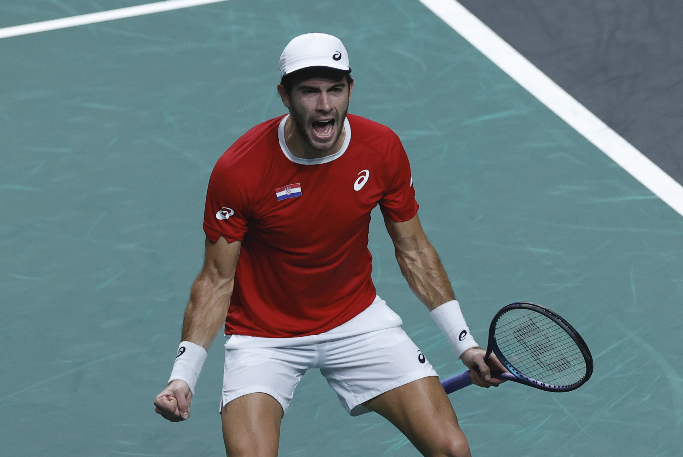 MÁLAGA, 23/11/2022.- El croata Borna Coric celebra un punto ante el español Roberto Bautista durante el partido de cuartos de final de la Copa Davis que disputan los equipos de Croacia y España, este miércoles en el Palacio de Deportes José María Martín Carpena de Málaga. EFE/ Julio Munoz