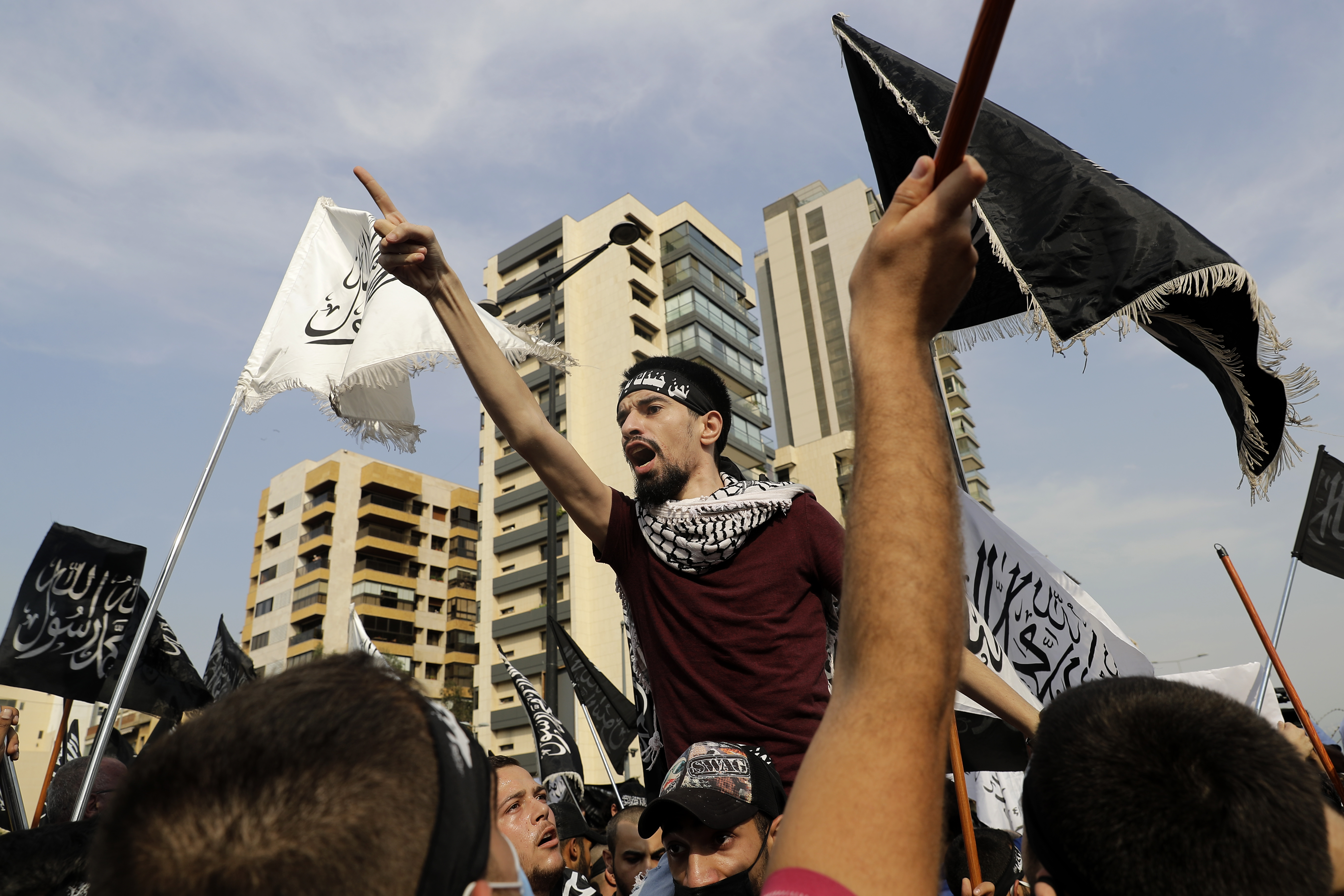 Manifestantes libaneses corean consignas en un mitin convocado por un grupo islamista para protestar contra los comentarios del presidente francés considerados ofensivos para el Islam, cerca de la residencia del embajador francés en la capital, Beirut, el 30 de octubre de 2020