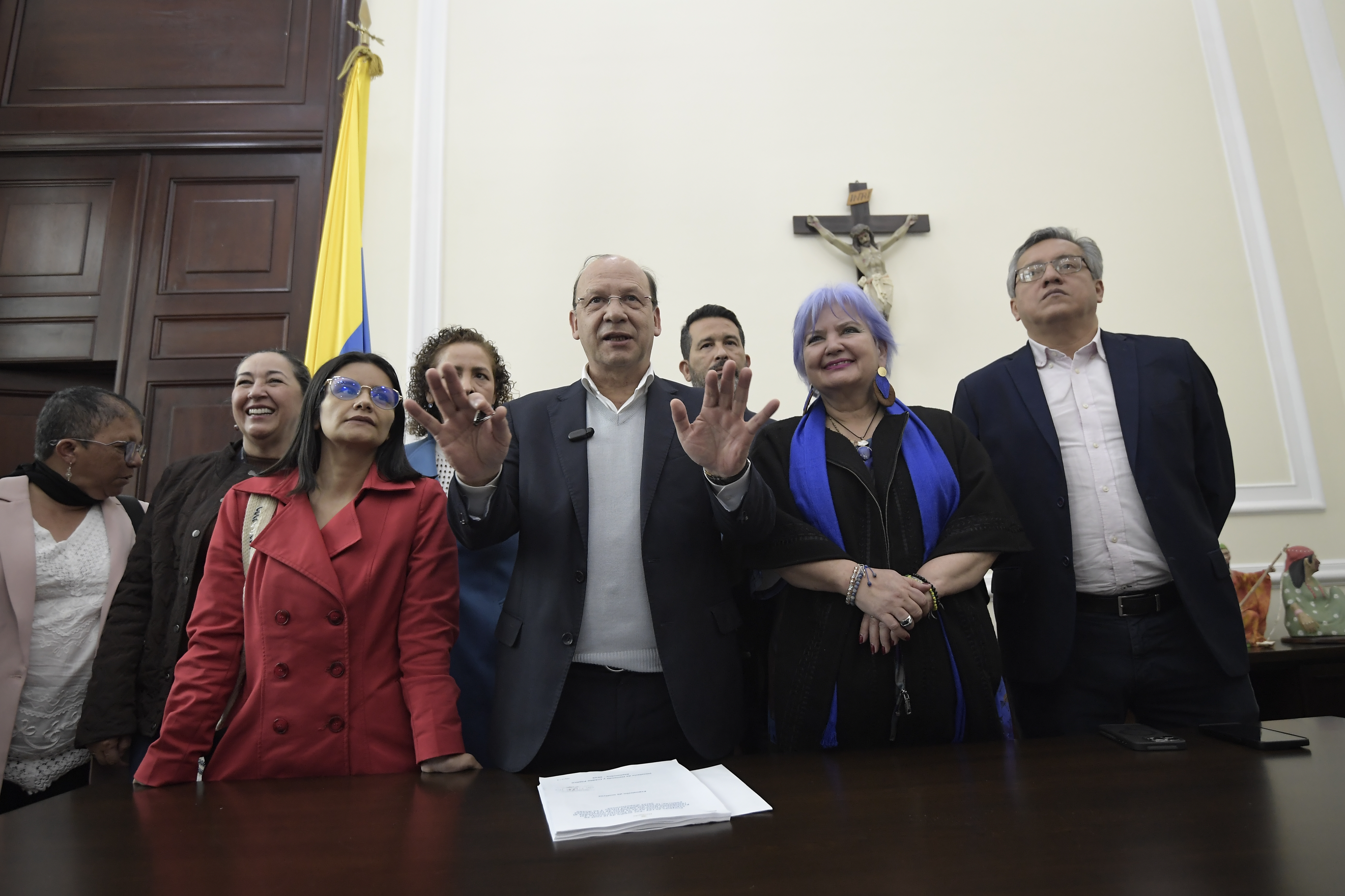 Ministro de Hacienda y Crédito Público de Colombia, junto a otros miembros del Gobierno radicaron una nueva reforma tributaria ante la Cámara de Representantes.