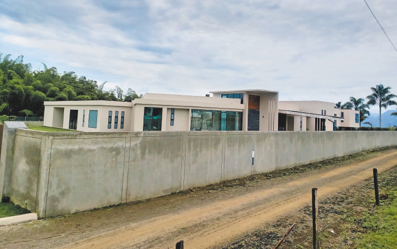 Las inconsistencias en permuta de una casa que envuelven a la esposa del Contralor