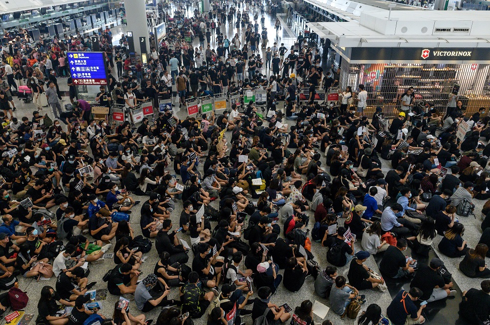 Cientos de personas regresaron hoy a protestar al aeropuerto internacional hongkonés, uno de los más concurridos de Asia, tras la caótica jornada de ayer, que había dejado más de 300 vuelos cancelados.