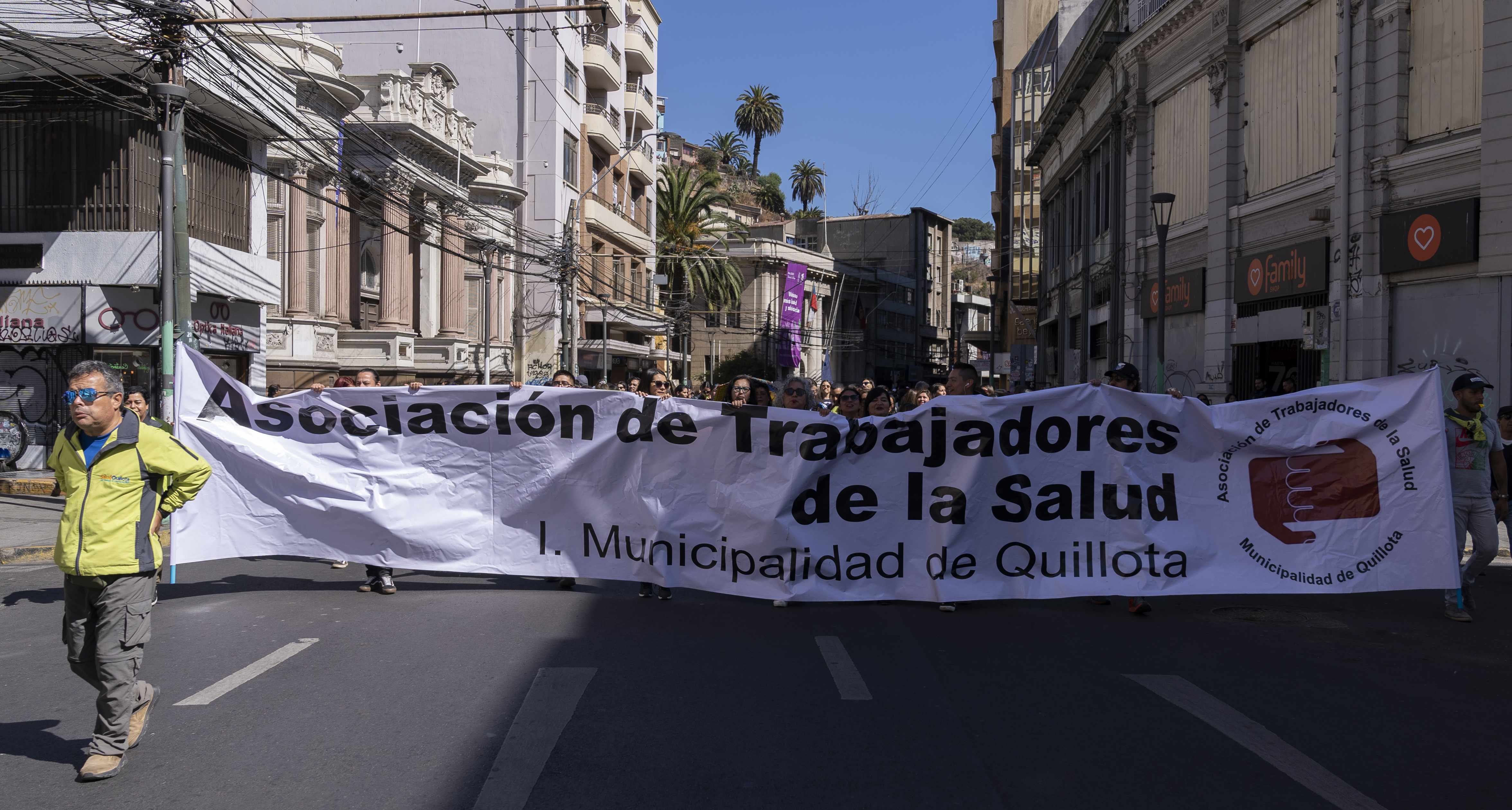 AME2611. VALPARAÍSO (CHILE), 15/03/2023.- Empleados de la Confederación Nacional de Funcionarios de la Salud Municipalizada (Confusam) inician un paro nacional de 48 horas para exigir al Gobierno que facilite las jubilaciones y mejore las condiciones laborales de quienes trabajan en situaciones de riesgo, entre otros derechos laborales, hoy, en Valparaíso (Chile). Más de medio millar de ellos salieron a la calle en una marcha que colapsó varias calles del centro de la ciudad portuaria, situada unos 120 kilómetros al este de Santiago y en la que reclamaron que se solucionen "los problemas salariales que afectan gravemente la remuneración de más de 60.000 trabajadores". EFE/ Adriana Thomasa
