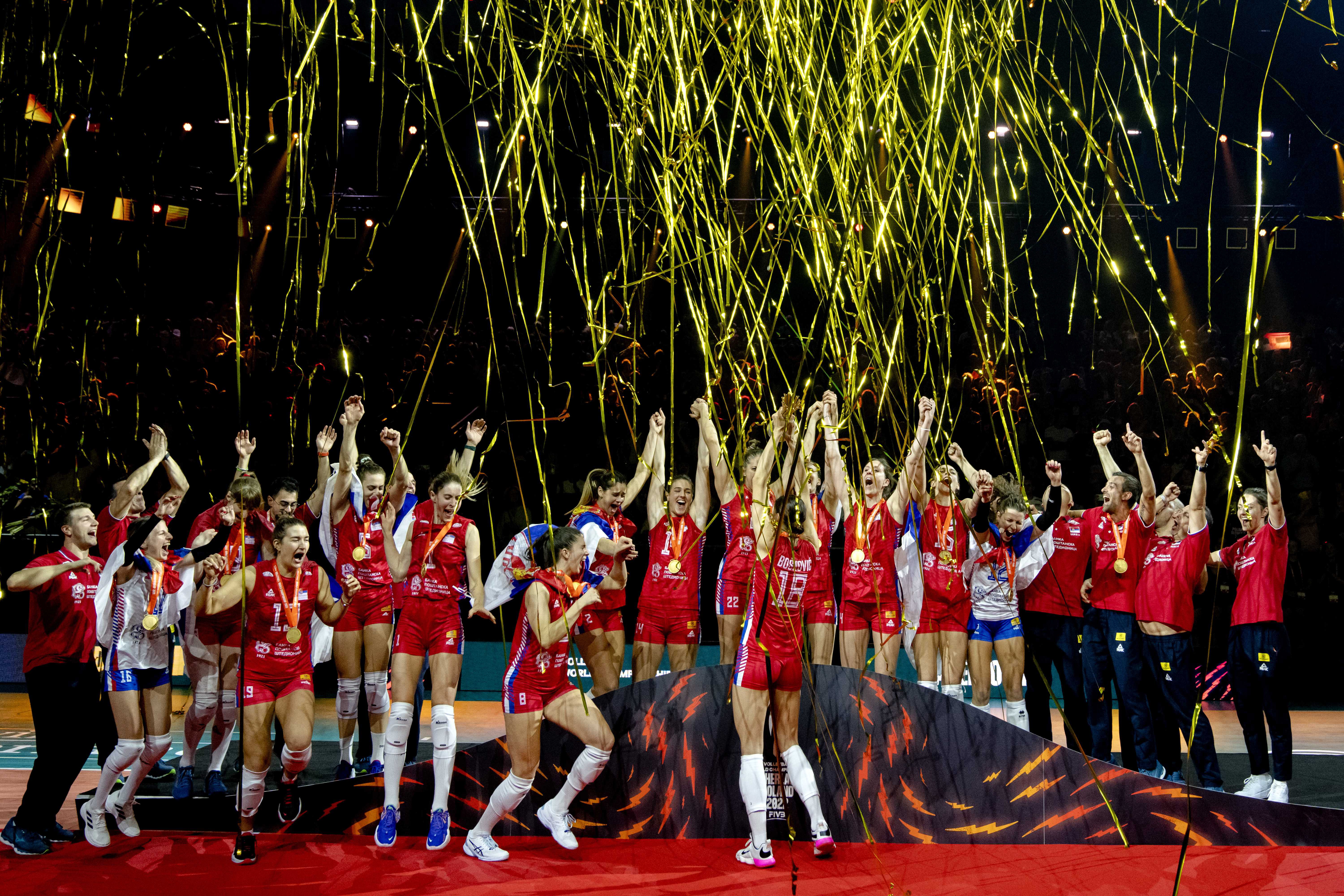 Apeldoorn (Netherlands), 15/10/2022.- Team of Serbia celebrates winning the final match at the 2022 Volleyball Women's World Championship between Brazil and Serbia, in Apeldoorn, the Netherlands, 15 October 2022. (Brasil, Países Bajos; Holanda) EFE/EPA/SANDER KONING