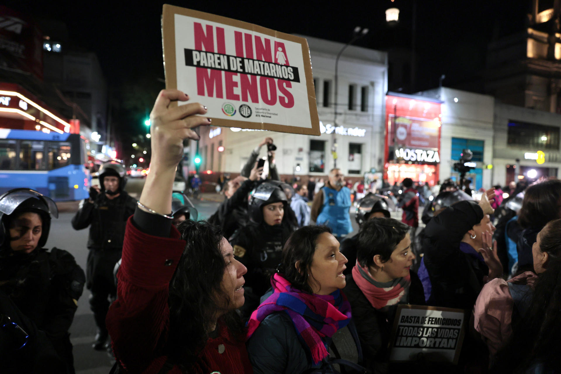 AME2152. BUENOS AIRES (ARGENTINA), 24/09/2025.- Personas participan en una manifestación este miércoles, en Buenos Aires (Argentina). Jornada de movilizaciones en varias ciudades de Argentina en reclamo de justicia por un triple feminicidio ocurrido en la provincia de Buenos Aires, cuyo gobernador, Axel Kicillof, vinculó con el accionar de "un grupo narco internacional". EFE/ Adan González