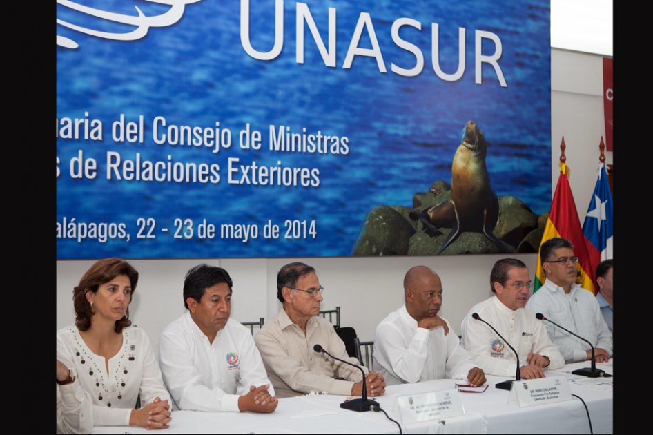 El canciller de Ecuador, Ricardo Patiño junto a los cancilleres de Colombia María Angela Holguín, de Bolivia David Choquehuanca, el secretario general de la Unasur Alí Rodriguez, el presidente pro tempore de Unasur Winston Lackin, de Venezuela Elías Jaua Milano.