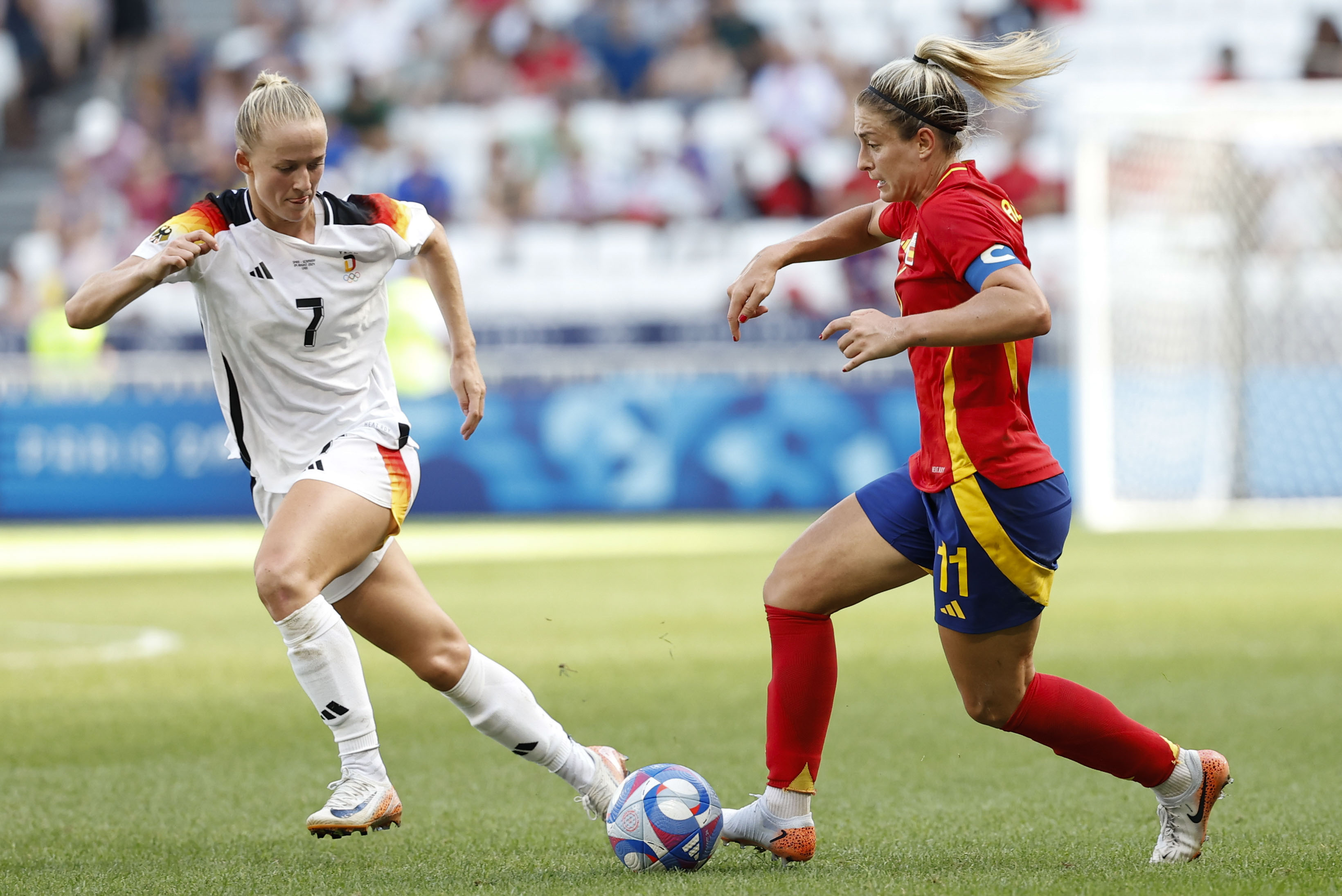 -FOTODELDÍA- LYON, 09/08/2024.- La jugadora de España Alexia Putellas (d), en acción ante la jugadora alemana Lea Schueller durante el partido por la medalla de bronce de los Juegos Olímpicos de París 2024 contra Alemania este viernes en el Estadio de Lyon. EFE/Miguel Toña