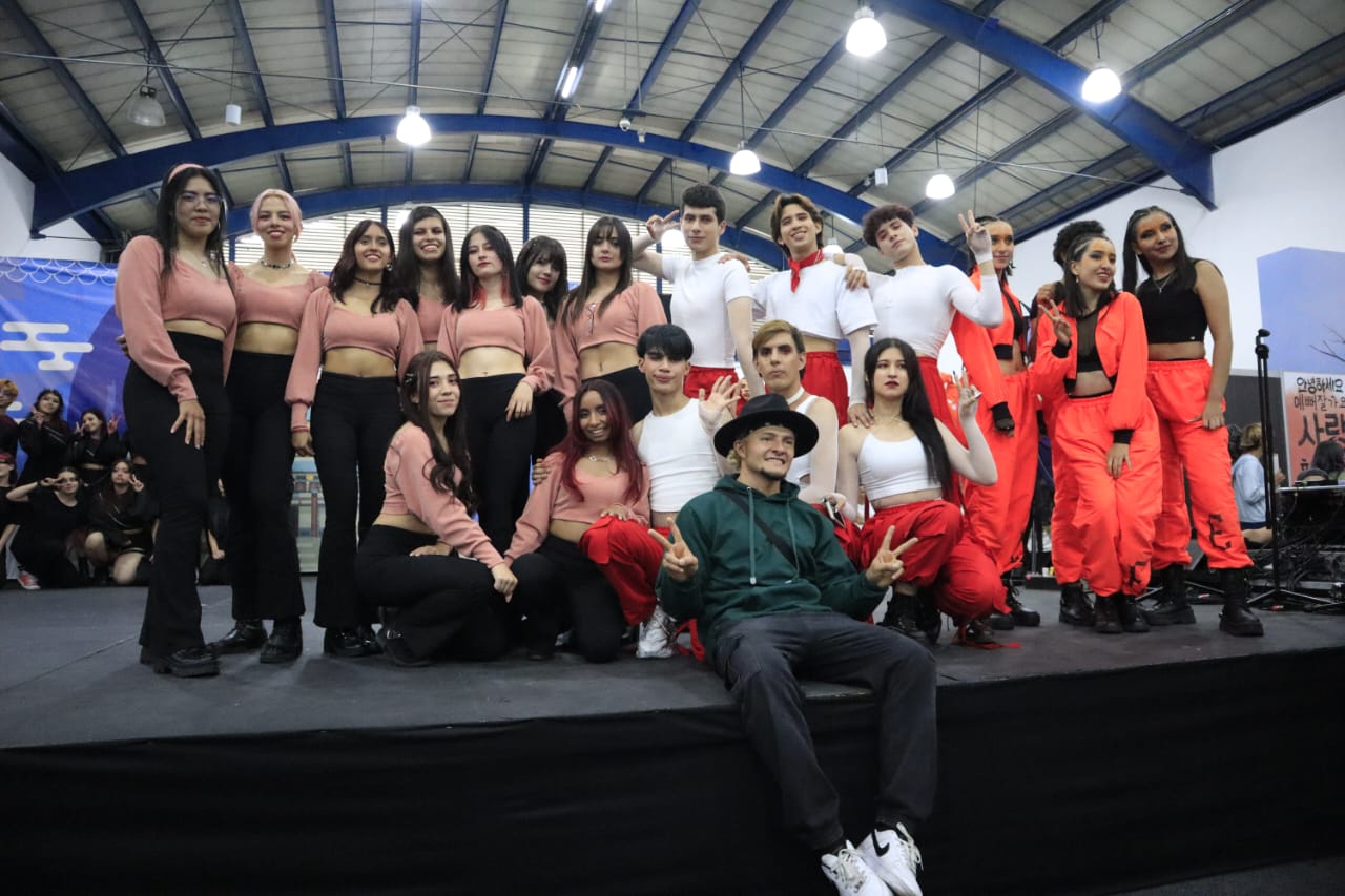 Ganadores Kpop Cover Fest 2023 (De izquierda a derecha): IGNIZ, tercer puesto; WINX, primer puesto; Eternal, segundo puesto.