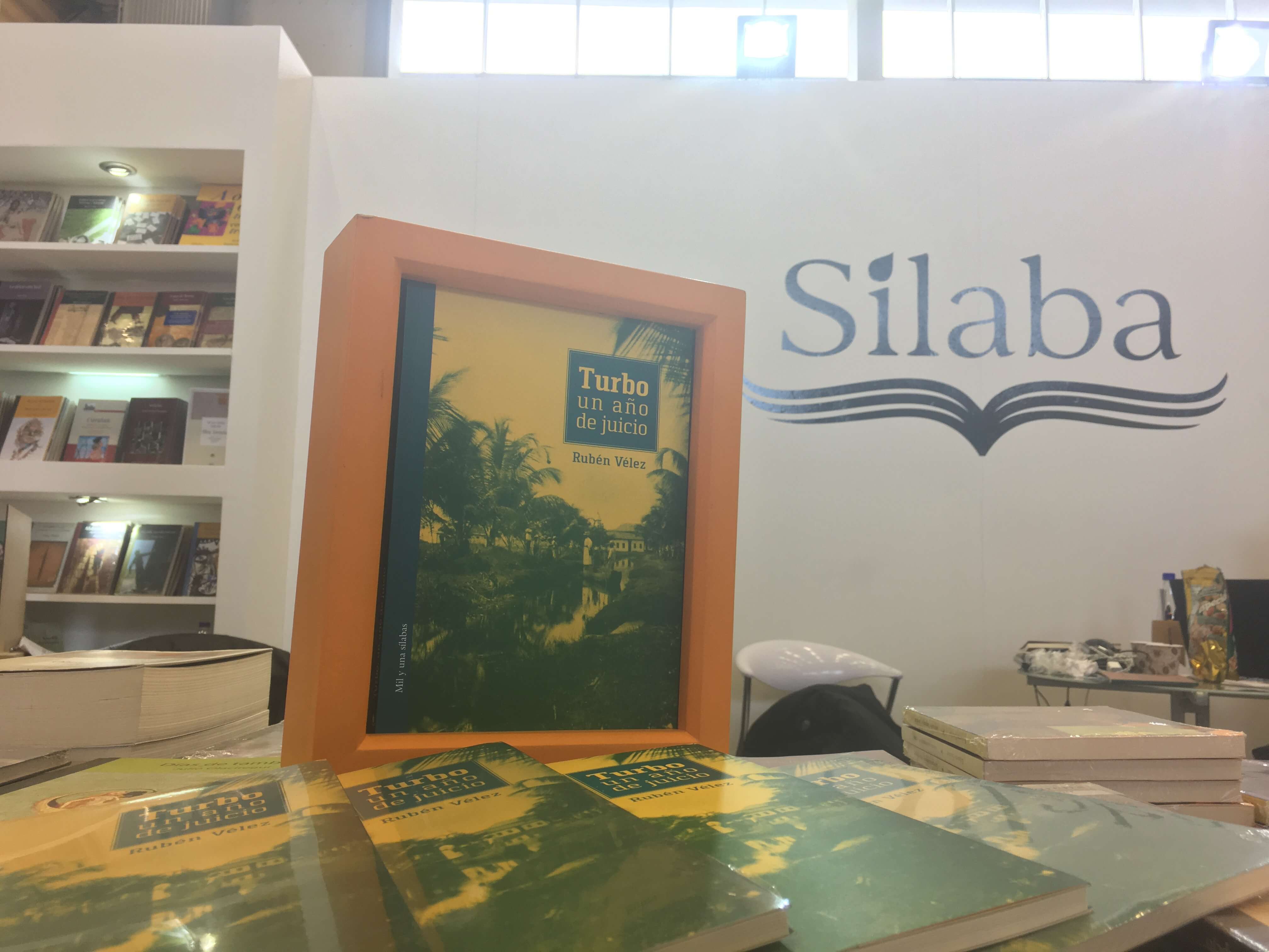 Rubén Vélez y los libros del mueble del comedor 