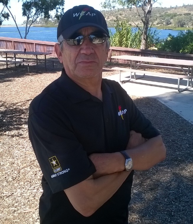 El exmarchista y entrenador olímpico Enrique Peña, con cachucha y gafas negras en un día soleado.