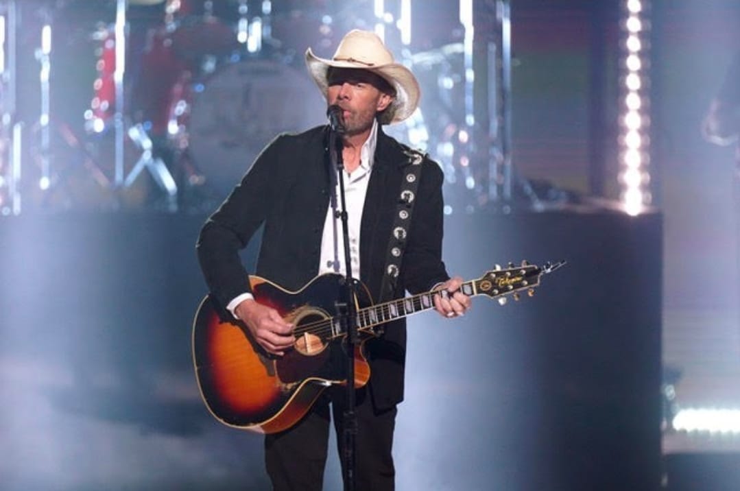 Toby Keith recibió la Medalla Nacional de las Artes en 2021.