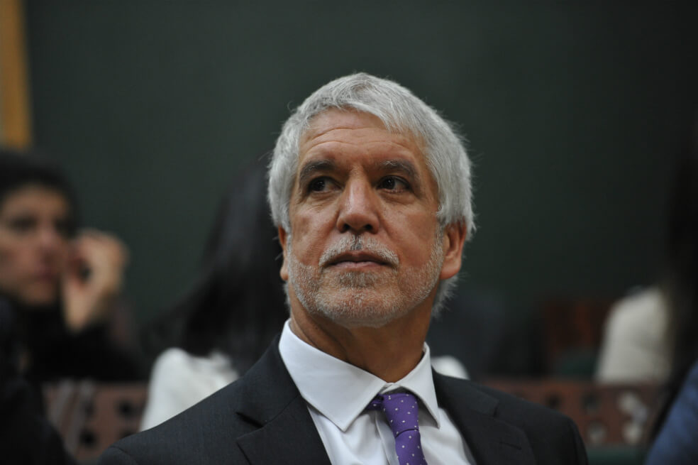 Peñalosa, a dar explicaciones por fotos con niños en Twitter