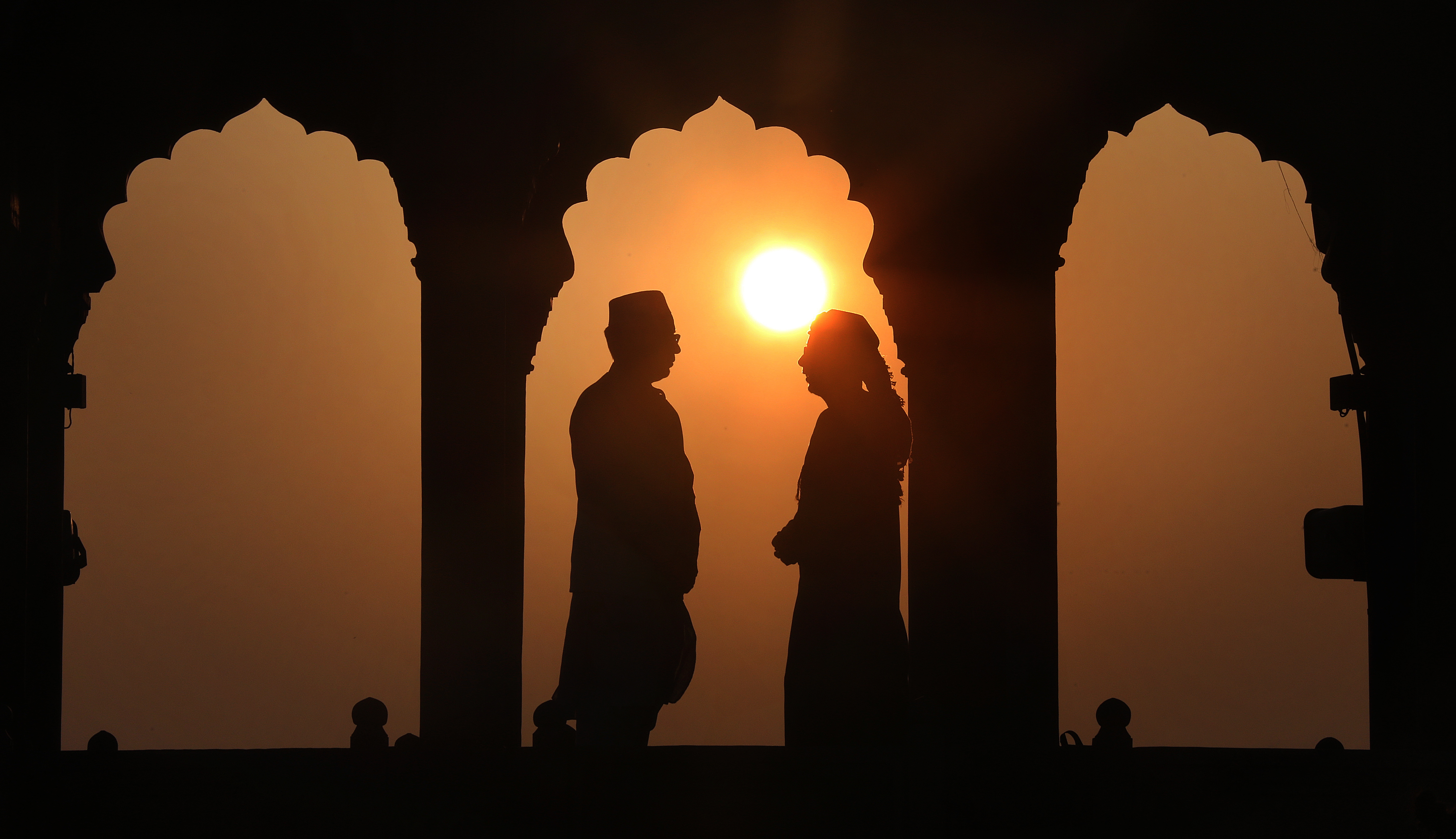 NEW DELHI (India), 31/03/2025.- Muslims gather before attending an Eid al-Fitr prayer service at the Jama Masjid Mosque in Delhi, India, 31 March 2025. Muslims worldwide celebrate Eid al-Fitr, a two or three-day festival at the end of the Muslim holy fasting month of Ramadan. It is one of the two major holidays in Islam. During Eid al-Fitr, many people travel to visit relatives and loved ones, and children receive new clothes and money to spend on the occasion. EFE/EPA/RAJAT GUPTA
