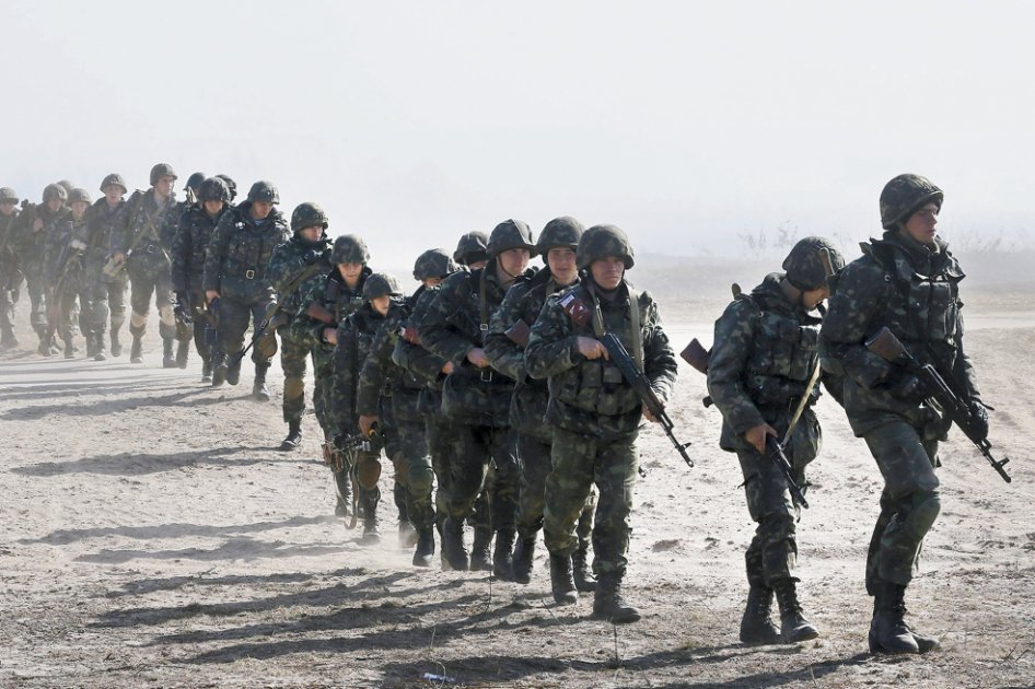 Soldados ucranianos durante unas maniobras militares en Goncharivka, en Kiev. Los ejercicios se realizarán hasta finales de mes. /EFE