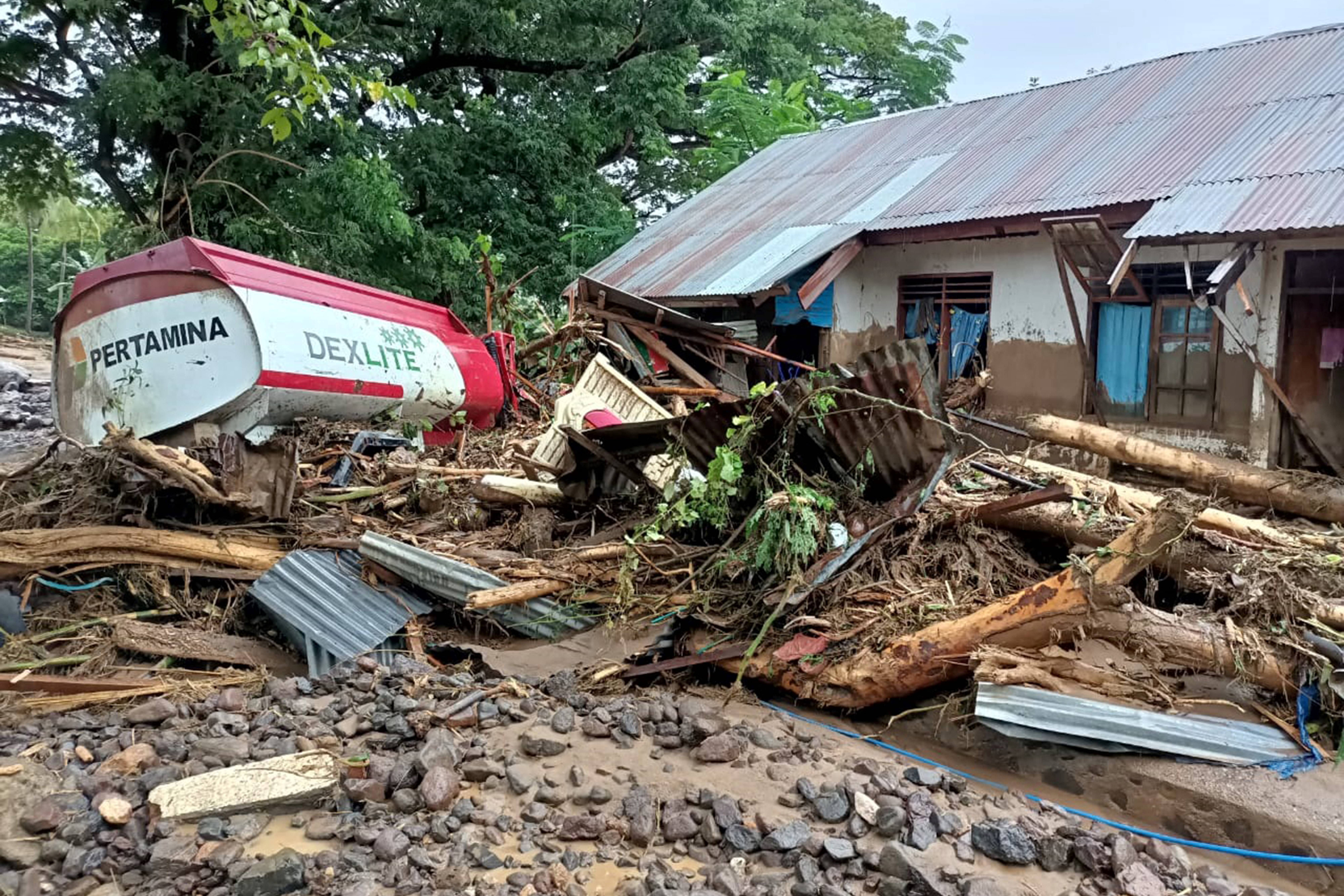 Inundaciones dejan más de 50 muertos en Indonesia y Timor Oriental