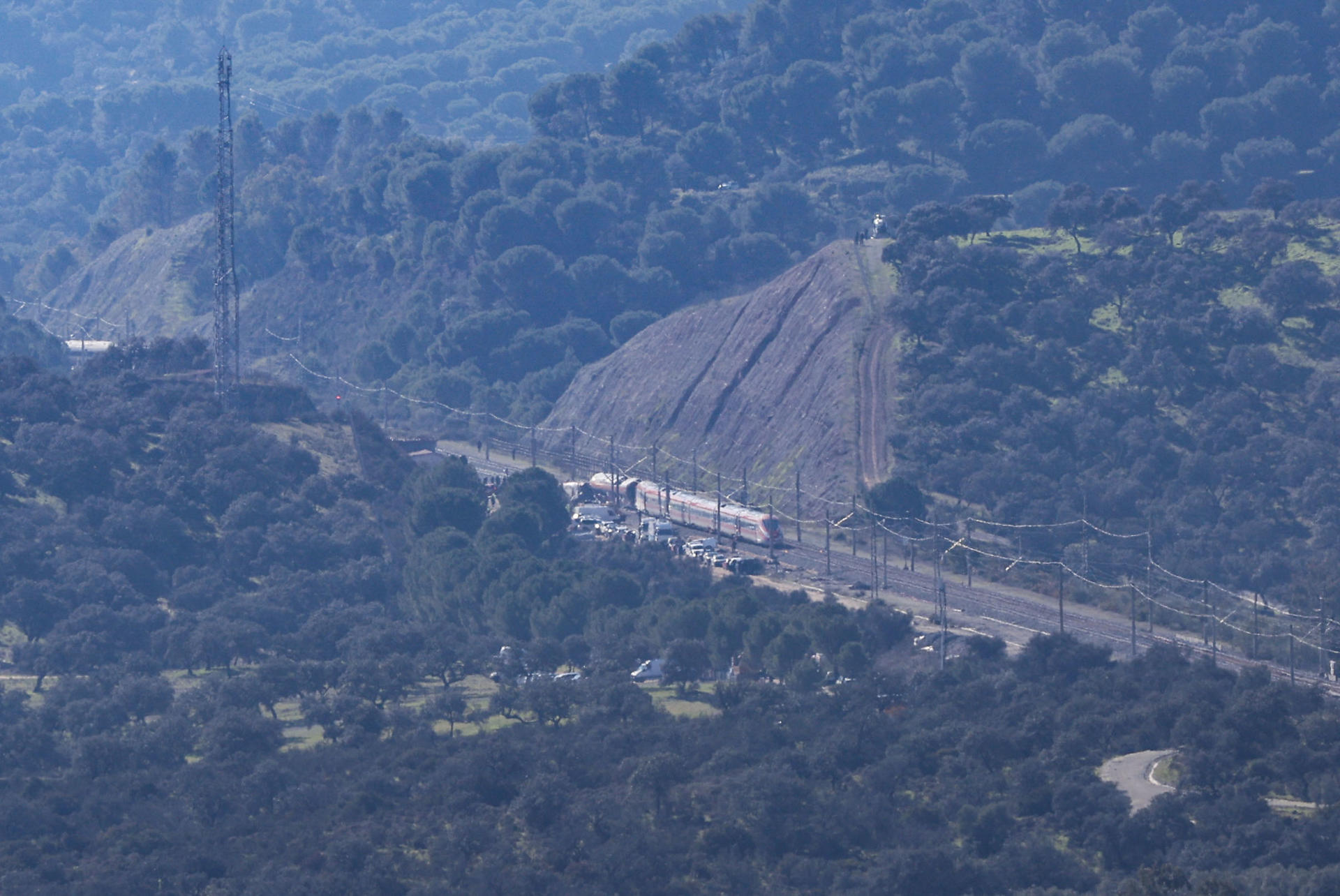ADAMUZ (CÓRDOBA), 19/01/2026.- Vista aérea este lunes de los trenes accidentados ayer domingo cerca de Adamuz (Córdoba), Al menos 39 personas han fallecido en el accidente de trenes de Ademuz (Córdoba) y decenas han resultado heridas cuando un tren de la compañía Iryo que había salido de Málaga con destino a Puerta de Atocha (Madrid) con 317 personas a bordo descarriló sus tres últimos vagones e invadió la vía contigua por la que en ese momento circulaba otro convoy de Renfe con destino a Huelva, que también descarriló. EFE