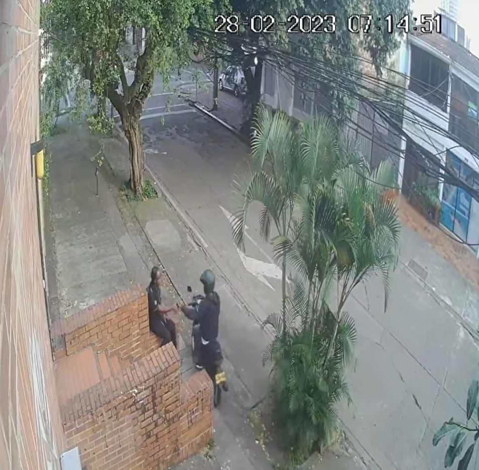 En cuestión de segundos motociclista robó a una mujer en Cali, ¿tiempo récord?