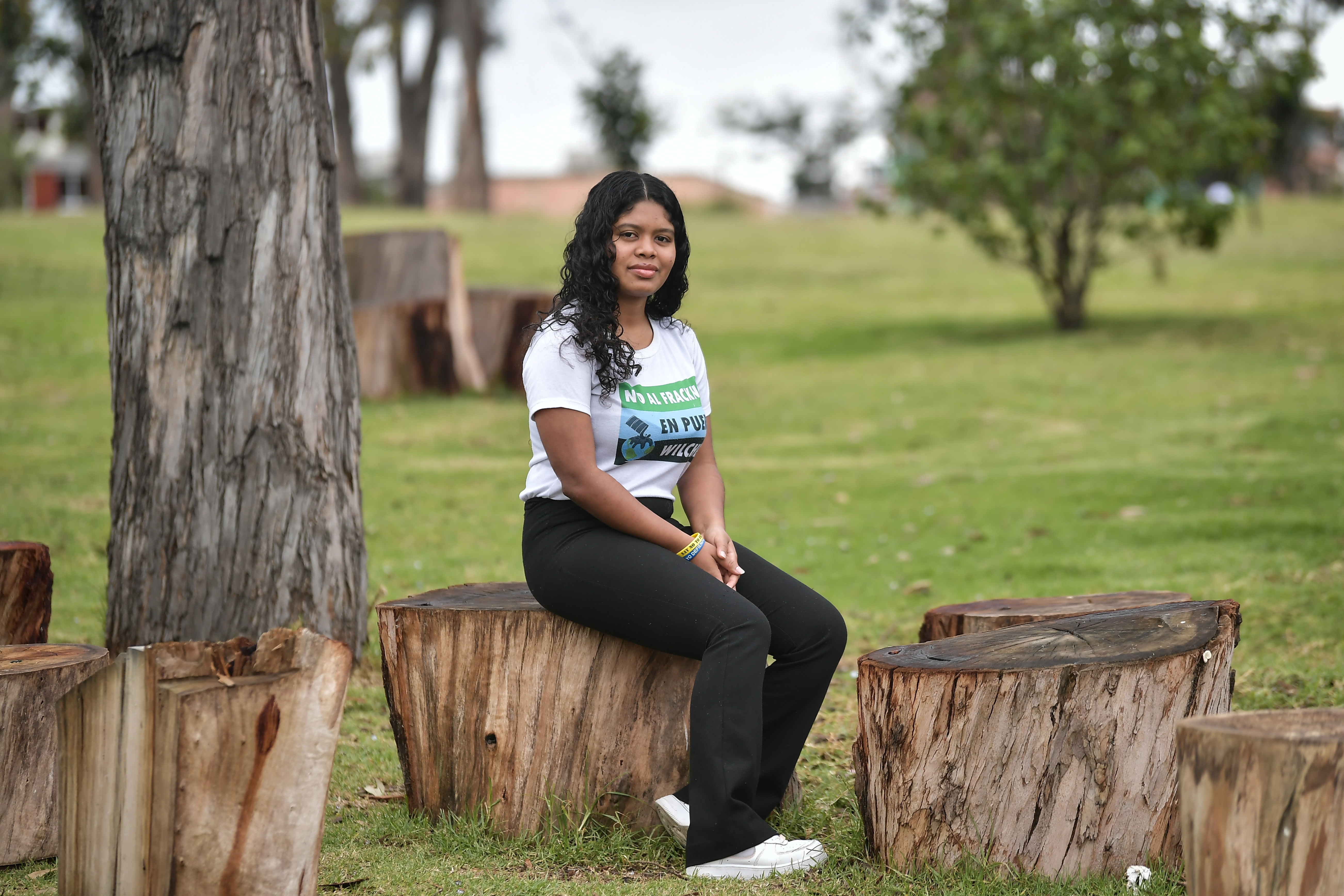 Yuvelis Natalia Morales, de 23 años, tuvo que salir exiliada de Colombia en 2022 por su oposición al fracking en el municipio de Puerto Wilches. /Jose Vargas - El Espectador.