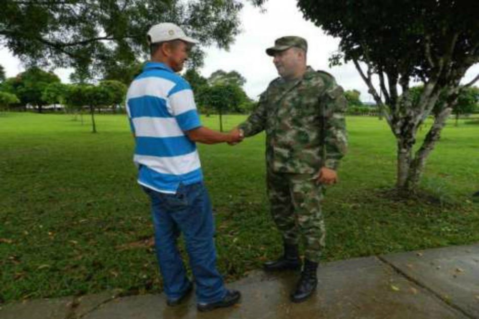 Alias 'Facundo' es recibido por un uniformado luego de desmovilizarse. / Cortesía: Ejército Nacional. 