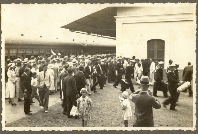 Tras cinco días en Cali, el viernes 15 de febrero los marinos terminaron su visita a la capital del Valle del Cauca. “Partieron en tren especial a las 5:00 a.m., nuevamente, hacia Buenaventura, acompañados por algunas autoridades, llegando a su destino portuario a las 11 a.m. del mismo día”.

El reportaje de Giraldo cuenta que una vez en el puerto, el comandante Lütjens ofreció un banquete a bordo del Karlsruhe en honor a los representantes del gobierno nacional, gobernación y municipio, como agradecimiento por todas las atenciones recibidas durante su visita al país.