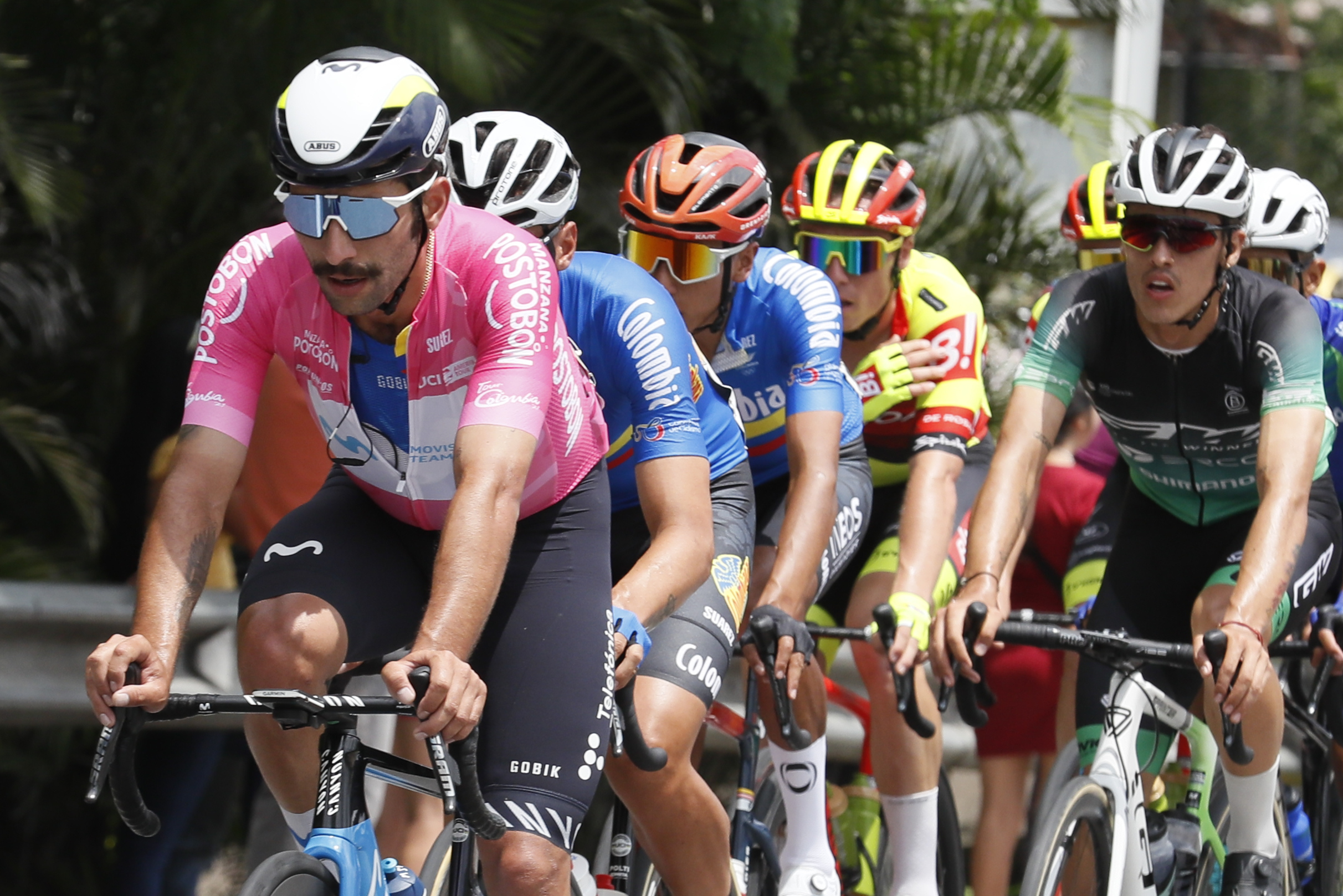 AMDEP6832. COTA (COLOMBIA), 10/02/2024.- El corredor colombiano Fernando Gaviria (i) de Movistar Team compite en la quinta etapa de la carrera ciclística Tour Colombia 2024 hoy, en Cota (Colombia). EFE Carlos Ortega