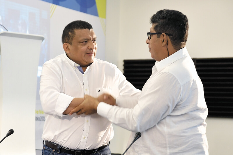 El excomandante de las Farc Abelardo Caicedo Colorado (a la derecha), conocido en la guerra como “Solís Almeida”, y el exjefe de las autodefensas Óscar José Ospino o “Tolemaida” (izq.). / Óscar Pérez - El Espectador