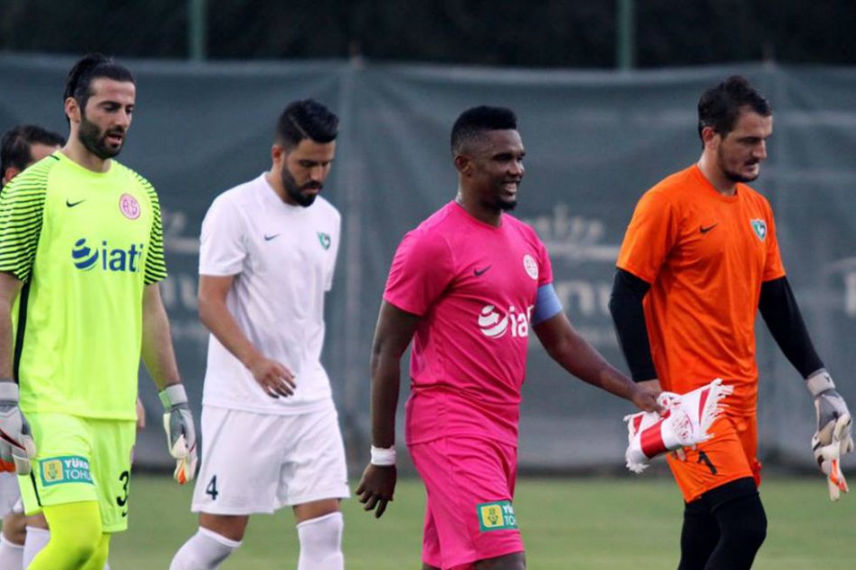 Eto’o, suspendido por su equipo tras publicar que no se le respetaba por ser negro