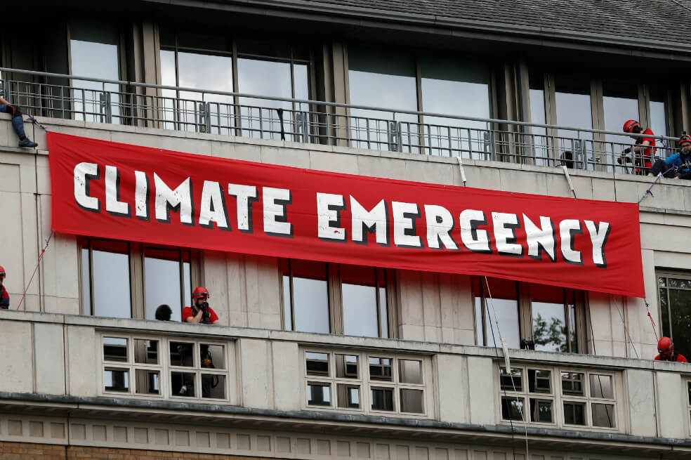 Activistas de Greenpeace bloquean la entrada de petrolera en Inglaterra