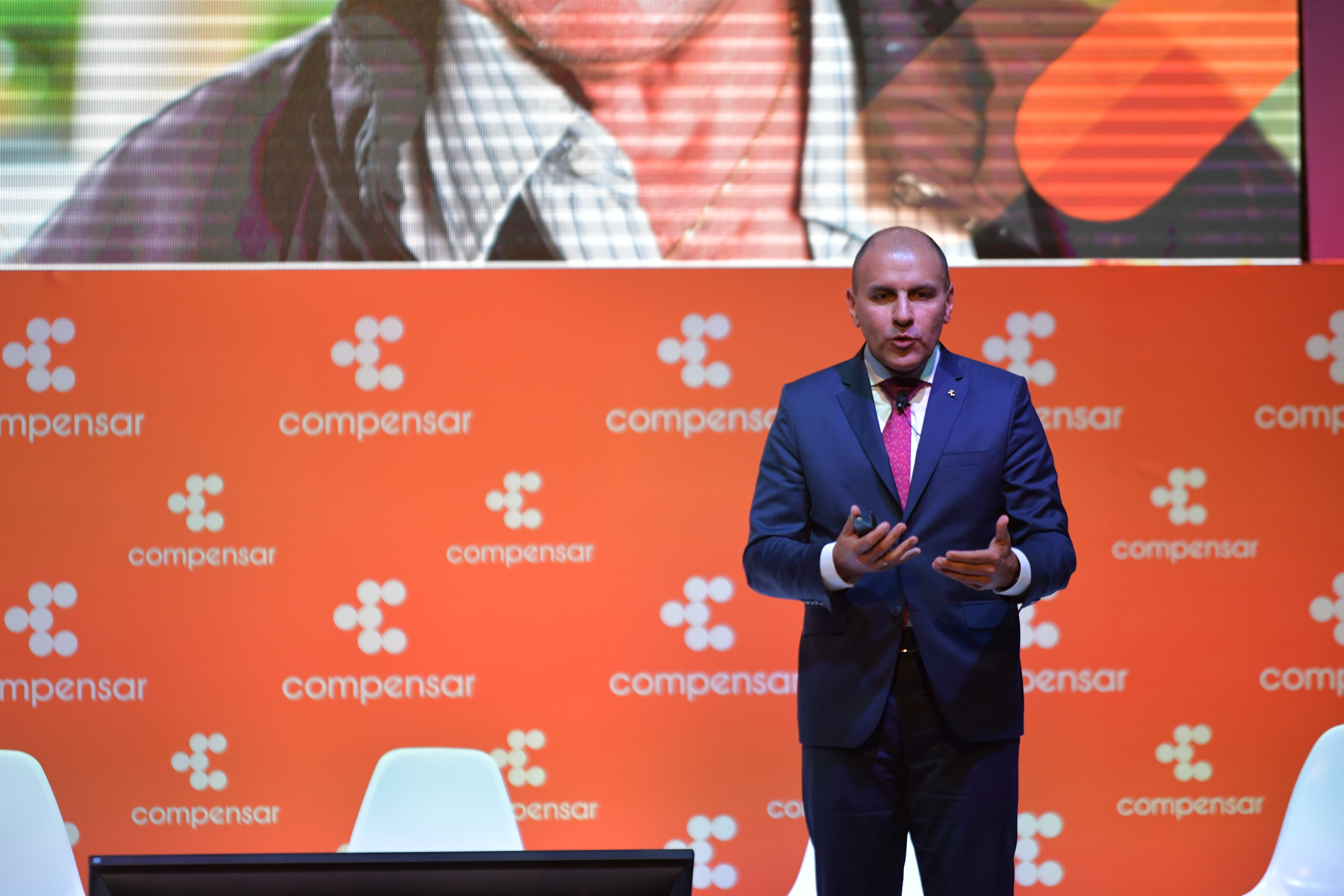 Director General de Compensar durante el lanzamiento del libro “Hacia el bienestar sostenible para todas” de Compensar