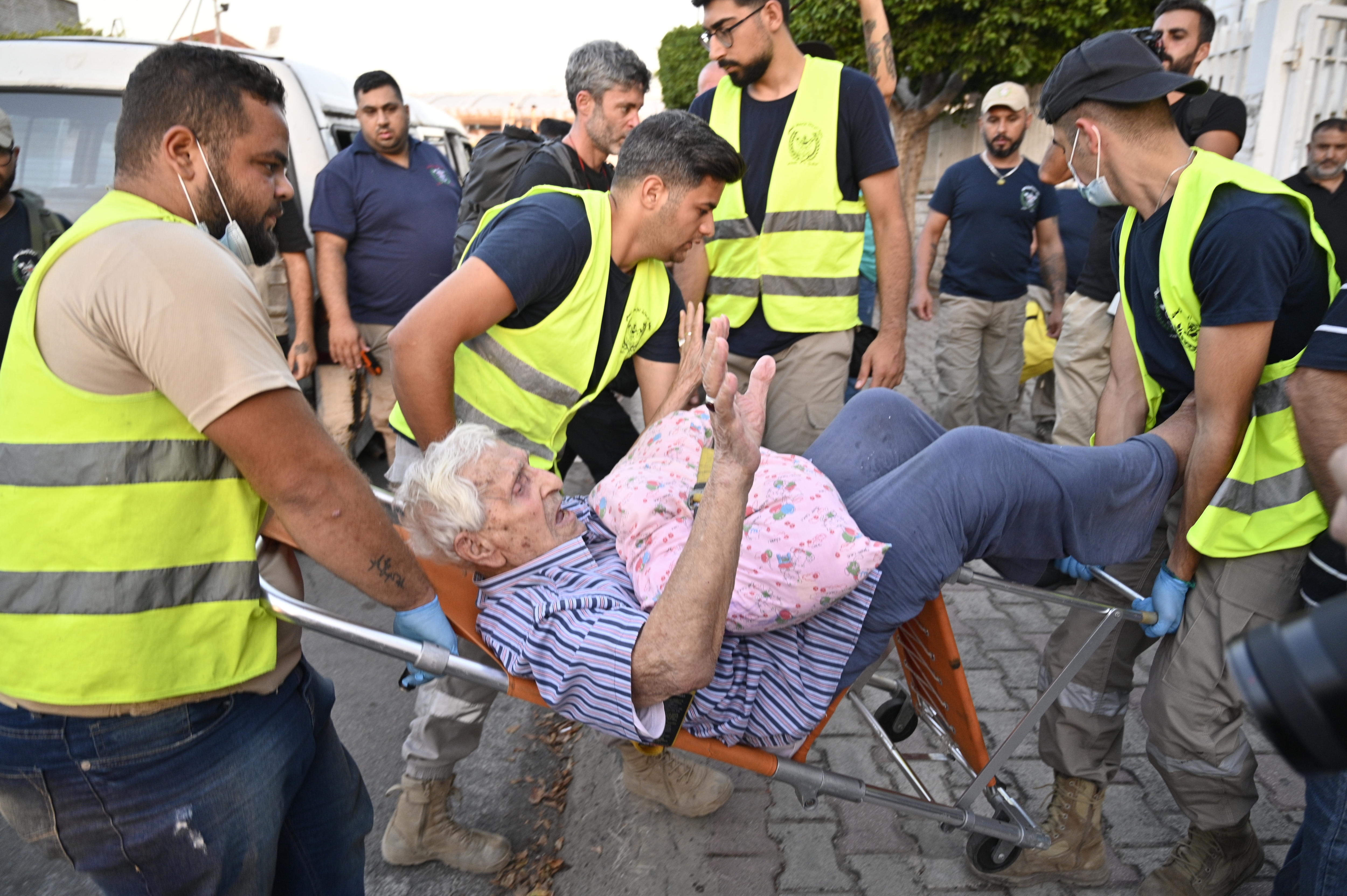 Beirut (Lebanon), 23/09/2024.- Volunteers assist an elderly man as people who fled southern Lebanon villages arrive at a makeshift shelter at an educational institution in Beirut, Lebanon, 23 September 2024. Thousands of Lebanese fled southern Lebanon after the Israeli army issued an evacuation warning. The Israeli military announced on 23 September that it launched 'extensive' airstrikes on Hezbollah targets in Lebanon. Lebanese residents of villages in the Beqaa Valley 'who are inside or near houses where rockets and weapons are stored' have been warned to 'move away immediately! For your safety and protection', the statement added. According to Lebanon's Ministry of Health, at least 274 people have been killed and more than 1,000 others injured following continued Israeli airstrikes on southern Lebanese towns and villages since 23 September morning. (Líbano, Hizbulá/Hezbolá) EFE/EPA/WAEL HAMZEH