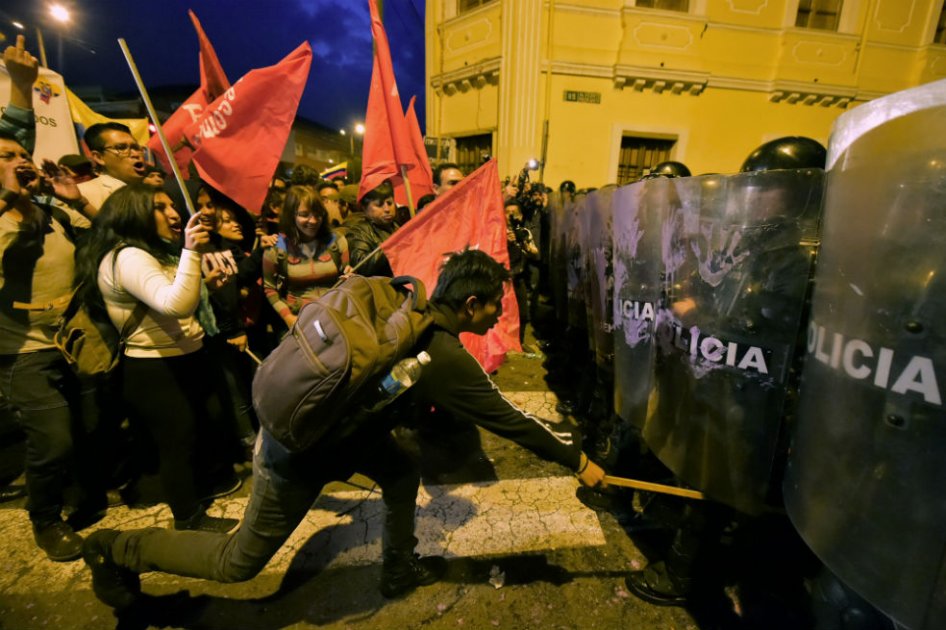 Tres policías lesionados durante protestas contra Rafael Correa