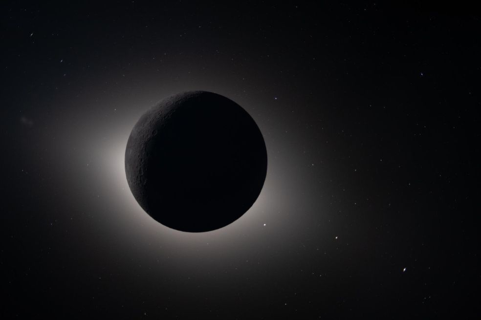 Desde la perspectiva de la tripulación, la Luna parece lo suficientemente grande como para bloquear completamente el Sol, creando casi 54 minutos de totalidad y extendiendo la vista mucho más allá de lo que es posible desde la Tierra.