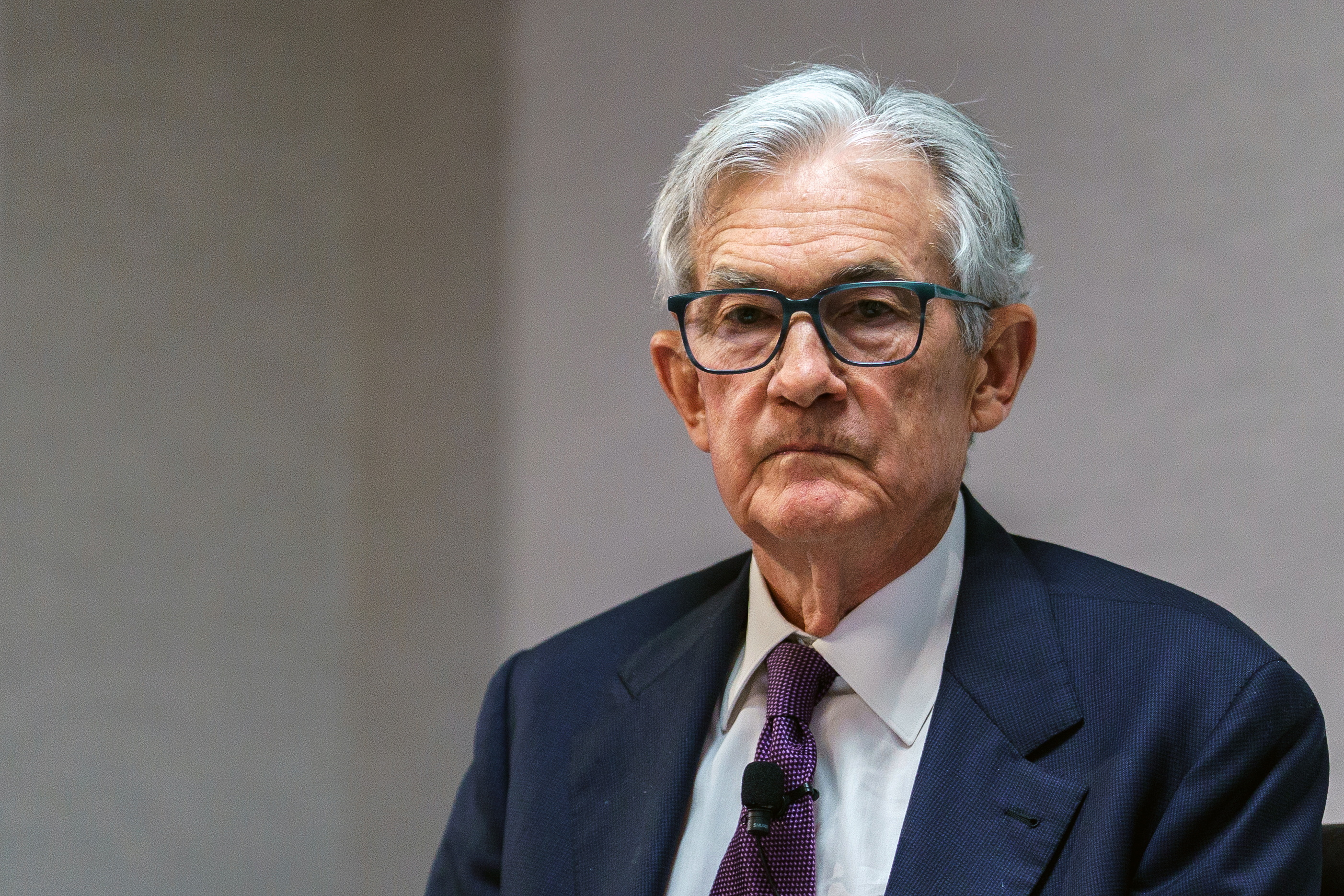 La Fed mantiene las tasas ante mayores riesgos de inflación y desempleo