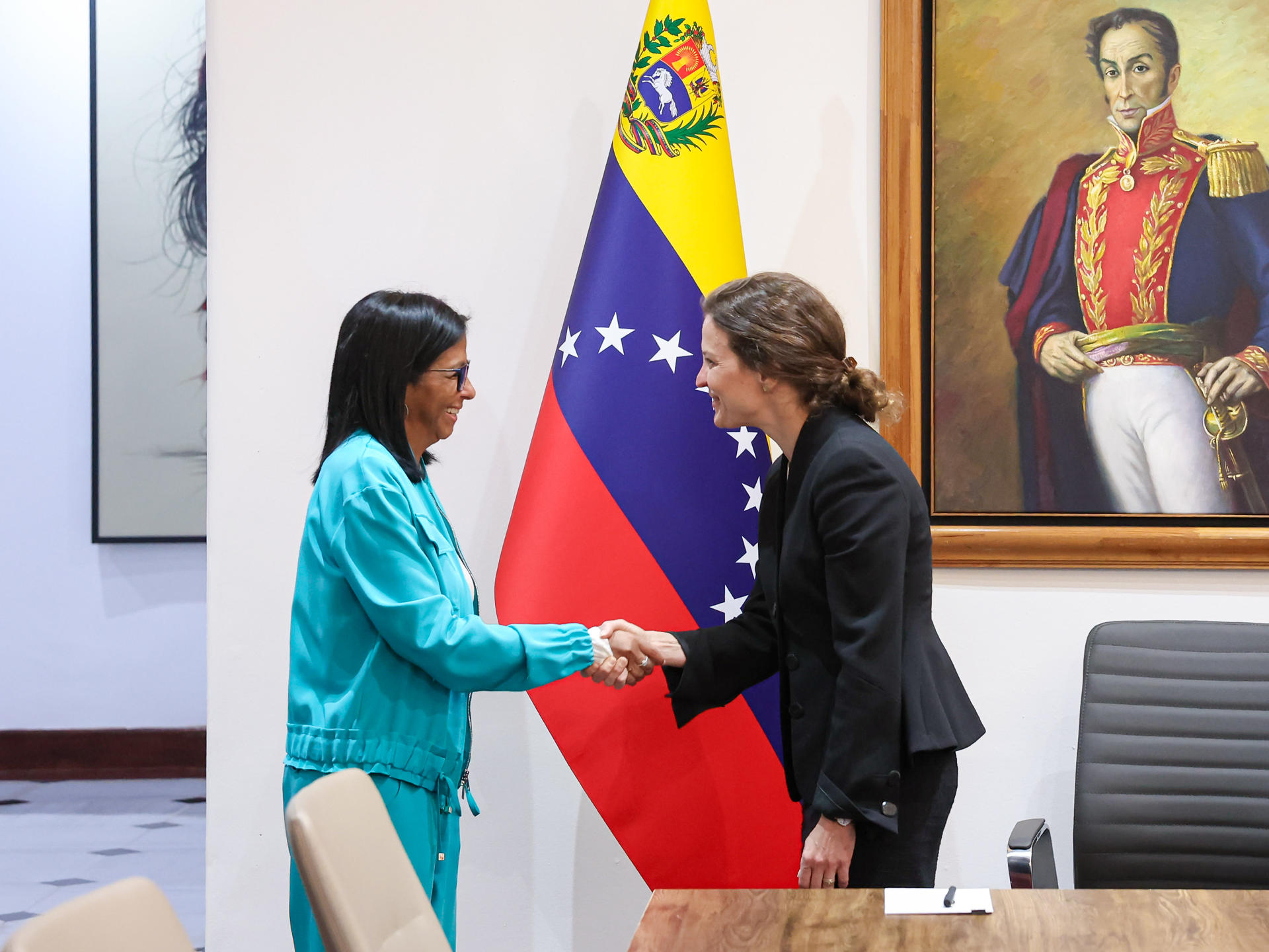 Delcy Rodríguez se reunió en Venezuela con una delegación del Banco Mundial