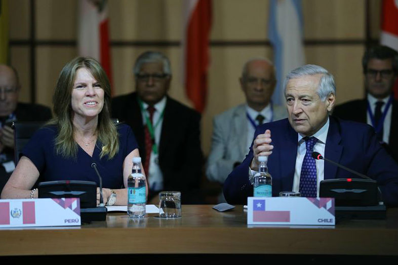 El canciller chileno, Heraldo Muñoz (d), y su homologa de Perú, Cayetana Aljovín (i), participan en la reunión del Grupo de Lima.