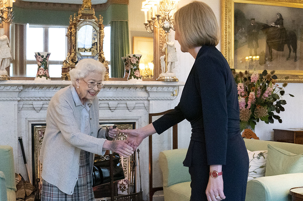 La reina Isabel saluda a la recién elegida líder del Partido Conservador Liz Truss