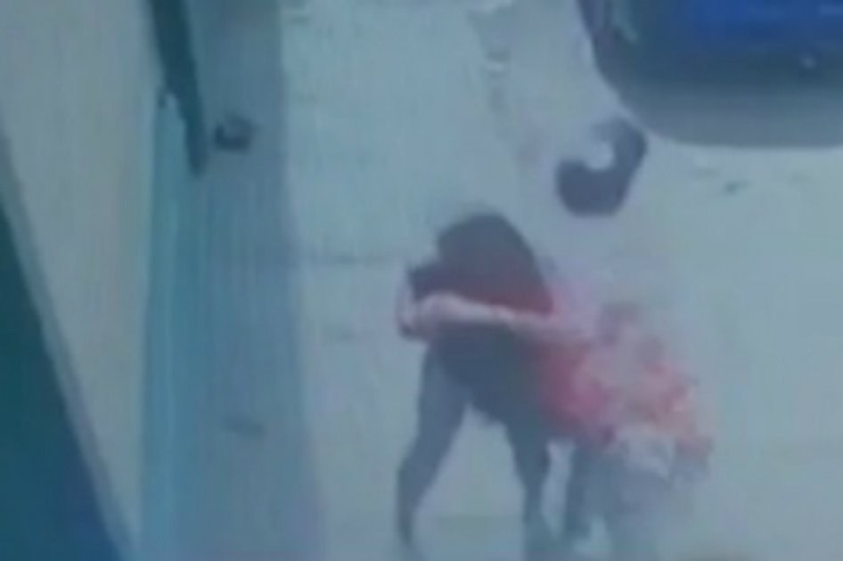 Captura de pantalla de una de las agresiones de este hombre contra una mujer.