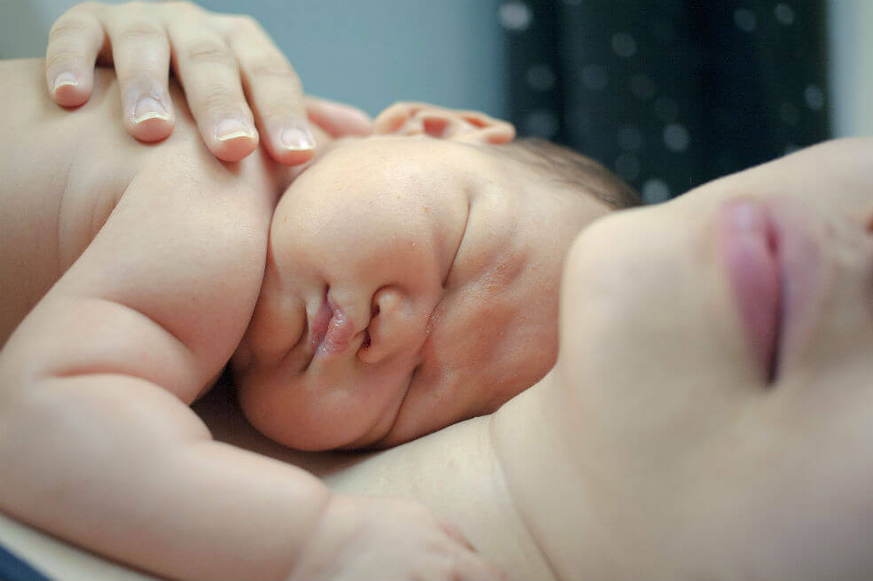 Los brazos son una necesidad del bebé, como comer o dormir