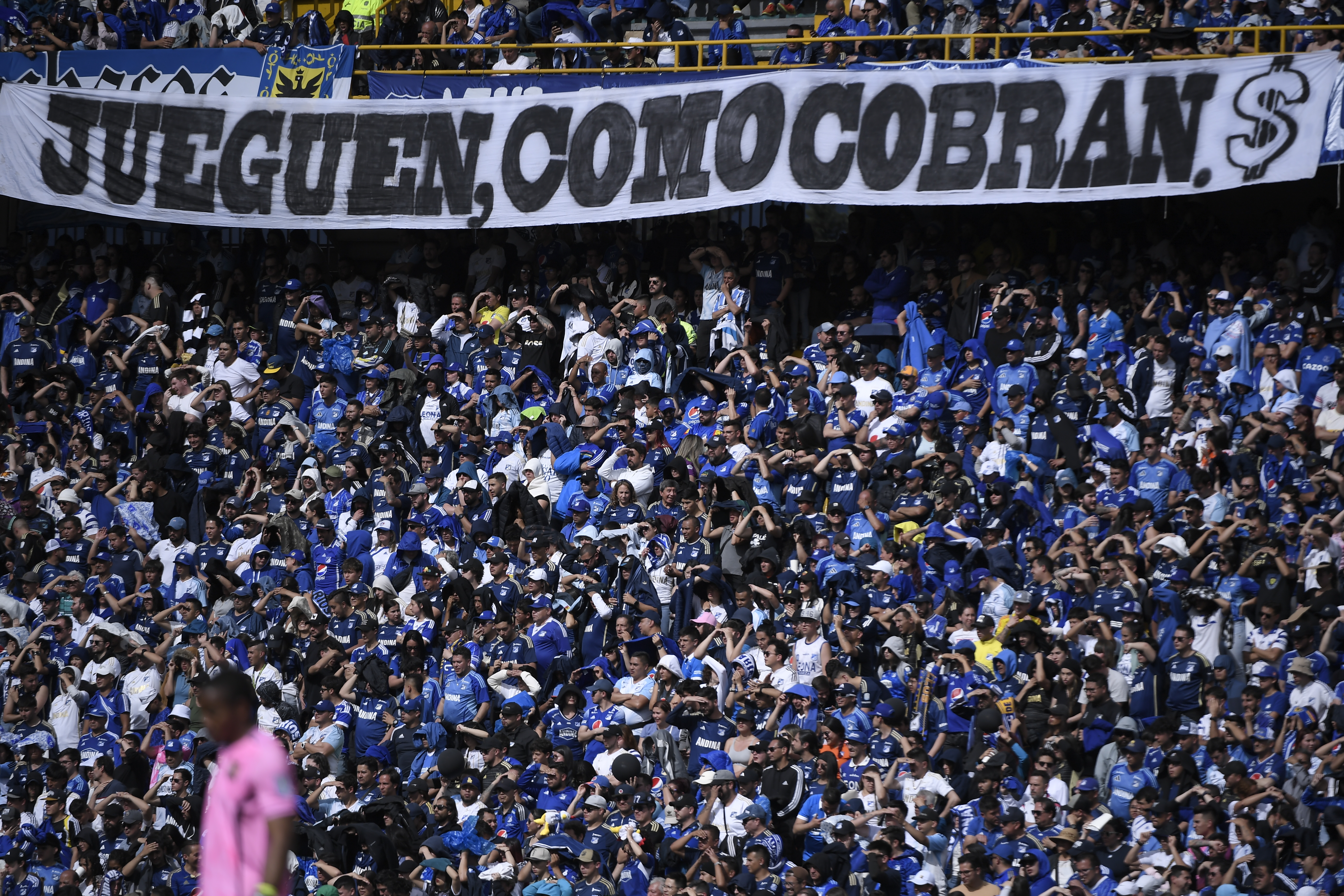Hinchas de Millonarios protestan contra las directivas del club con pancartas, durante el partido ante Águilas Doradas por la novena fecha de la Liga Betplay 2025-I.