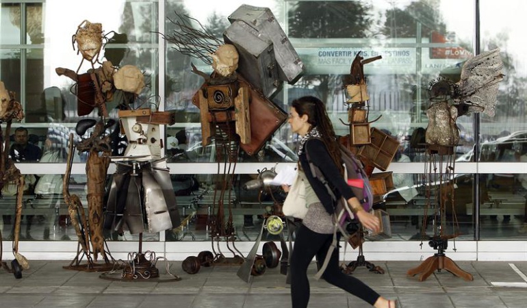 Exposición de basura convertida en arte en Aeropuerto El Dorado de Bogotá
