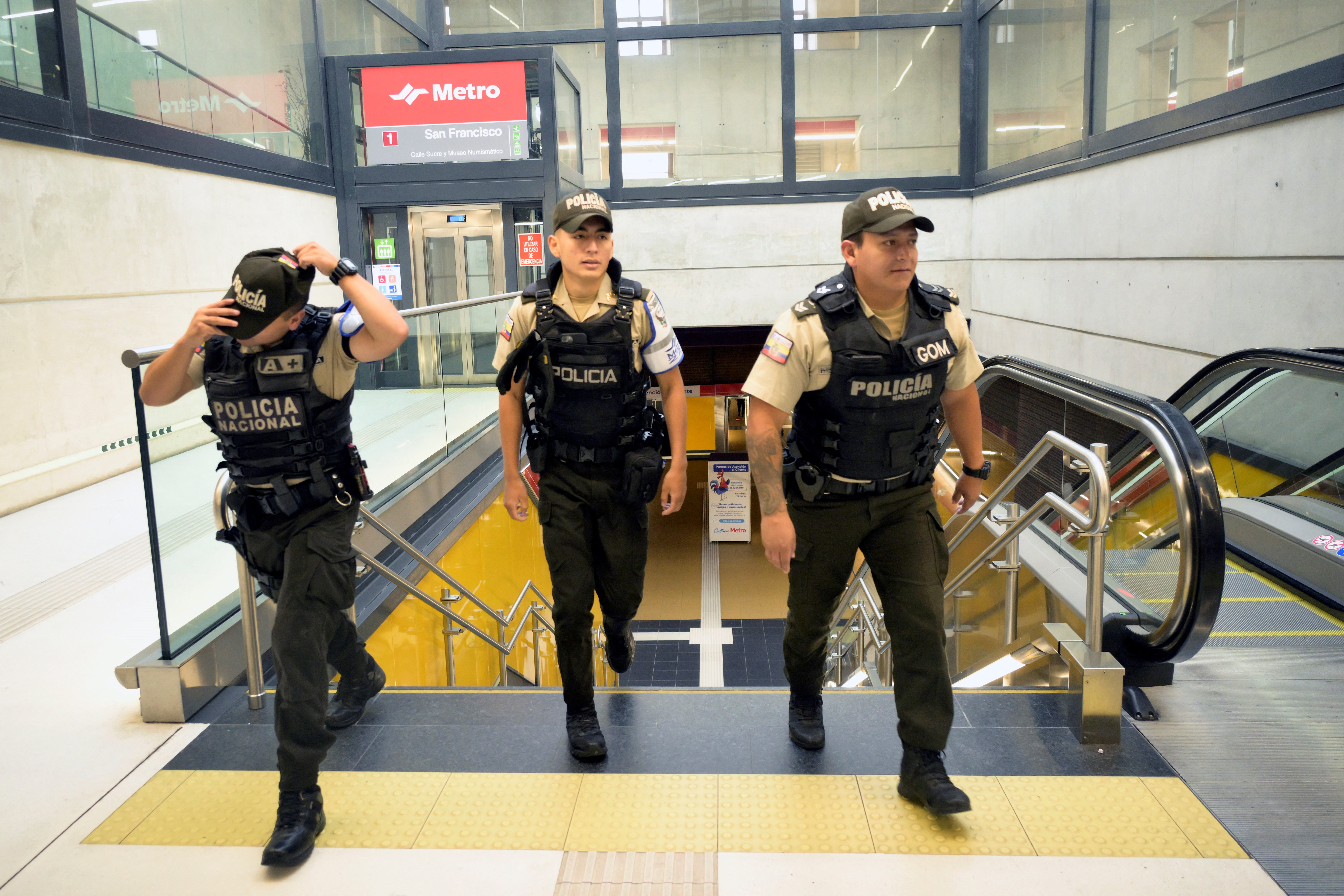 Agentes de la Policía Nacional de Ecuador patrullan la estación de metro San Francisco en Quito el 10 de enero de 2024.
