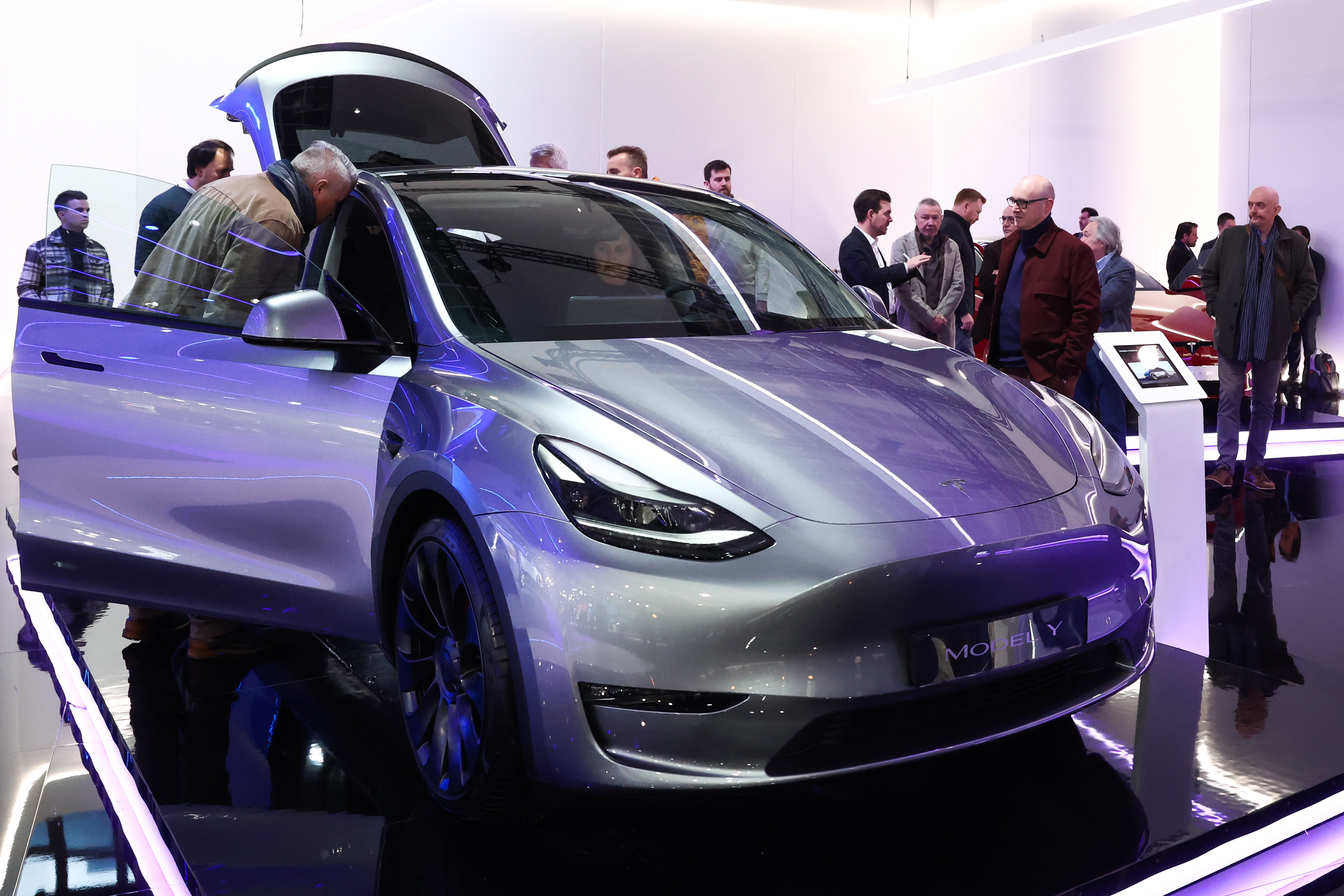 Brussels (Belgium), 13/01/2023.- A Model Y by US automotive company Tesla during the inauguration of the Brussels Motor Show 2023, in Brussels, Belgium, 13 January 2023. The 100th edition of the Autosalon at the Brussels Expo will run from 14 to 22 January 2023. (Bélgica, Bruselas) EFE/EPA/STEPHANIE LECOCQ