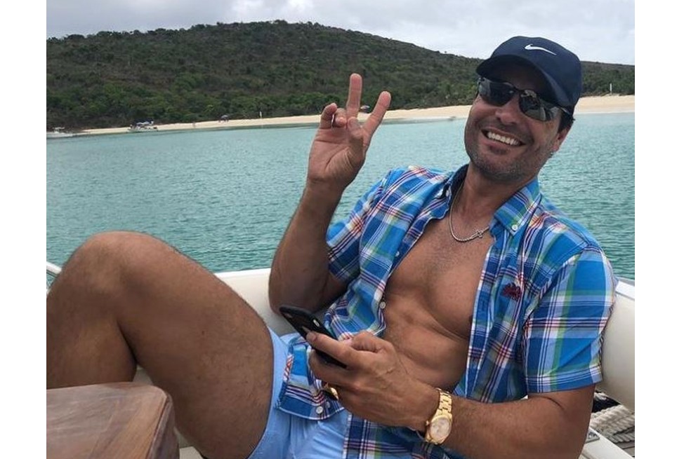 Chayanne se ha consolidado como una de las estrellas latinas más importantes de la música. Su pasión por el canto, el baile y la actuación inició desde que era muy joven. Desde entonces, ha tenido grandes éxitos como Tu pirata soy yo, Tiempo de vals, Completamente enamorados, Provócame, Atado a tu amor, Dejaría todo, entre otras.