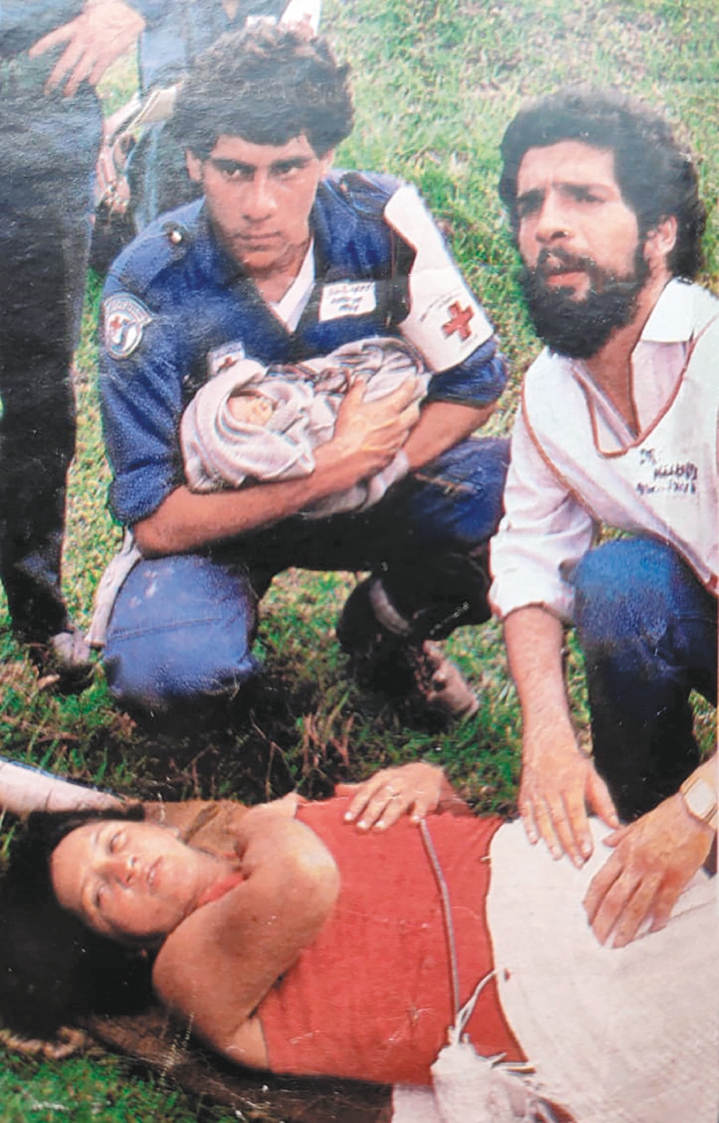 El médico que trajo una bebé al mundo en medio de la tragedia de Armero