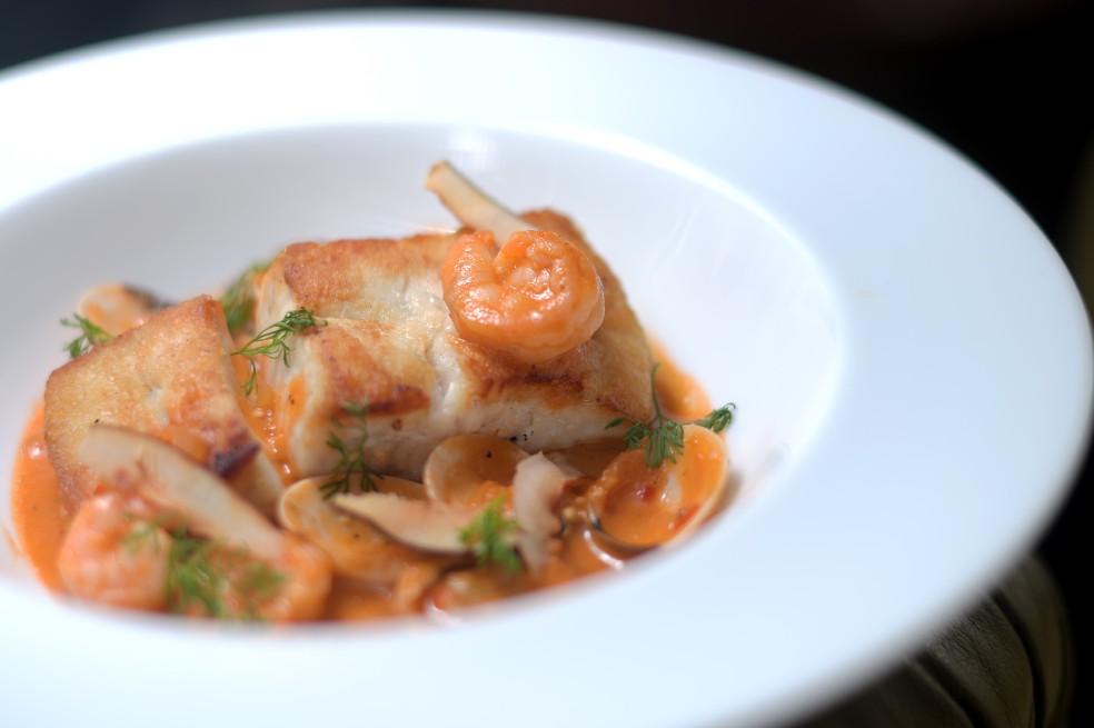 Cómo preparar corvina encocada con langostinos y albahaca